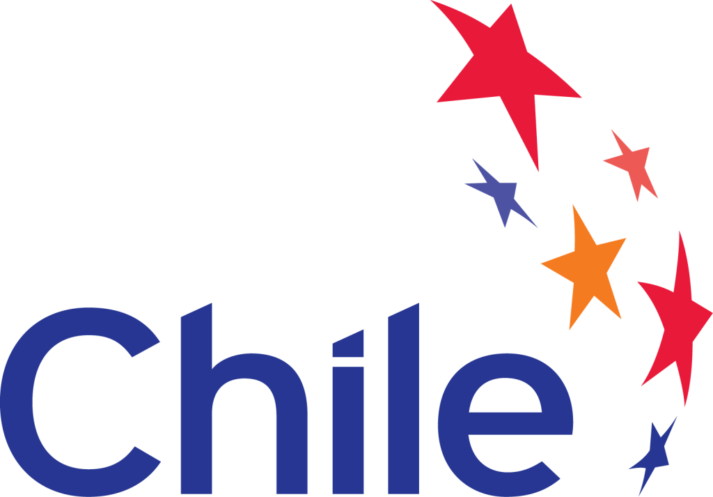 智利旅遊標誌 壁紙 — 黑色背景上，粗體藍色「Chile」文字上方有彩色星星形成弧線。