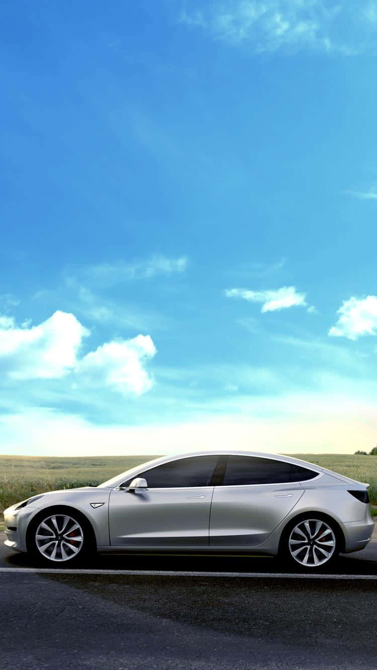 銀色Tesla Model 3停泊在道路上，上方是明亮的藍天和白雲。