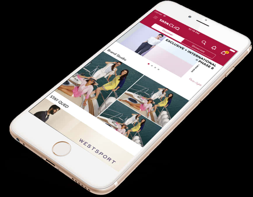 智慧手機線上購物應用 壁紙 — 一部金色iPhone在黑色背景上顯示Tata Cliq應用程式，內容為時尚資訊。
