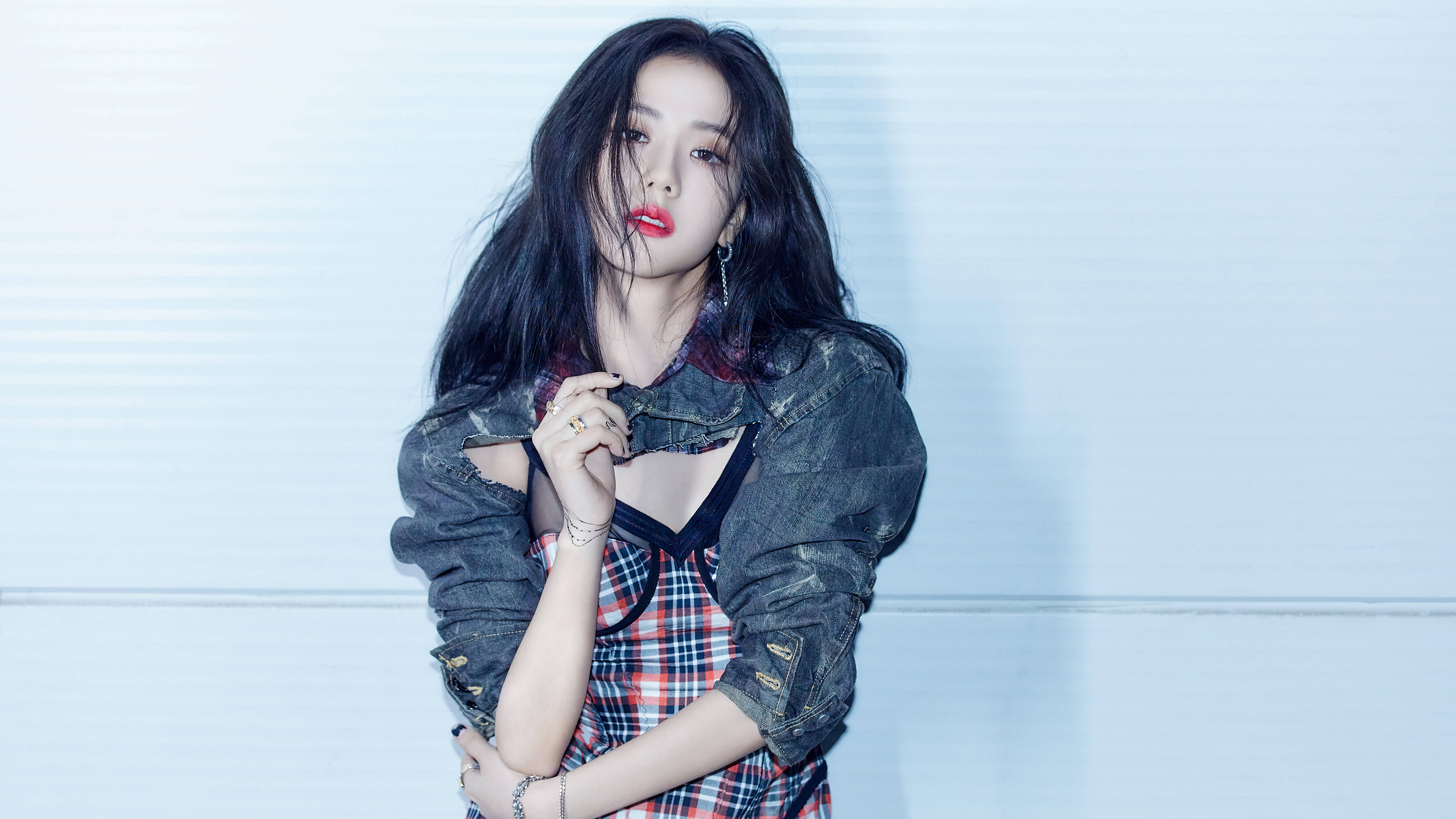 智秀《The Album》預告照 壁紙 — 一位黑髮紅唇的年輕女性，身穿格子連衣裙和破洞牛仔外套，在淺藍色鑲板牆前自信地擺姿勢。