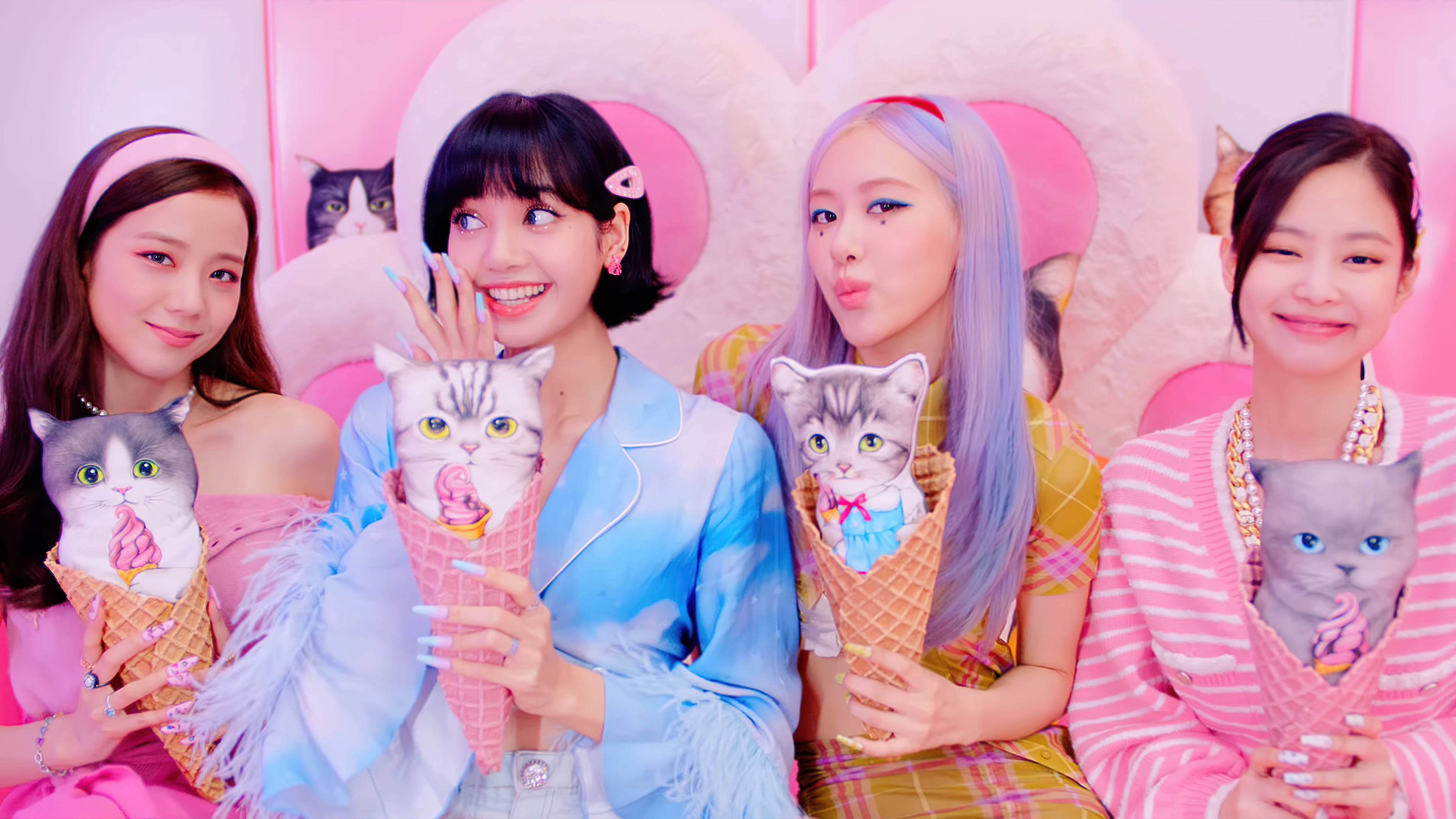 智秀與BLACKPINK成員合照 壁紙 — 四位身穿柔和色調服裝的女性，在粉紅色心形主題背景下，手持貓頭雪糕筒。