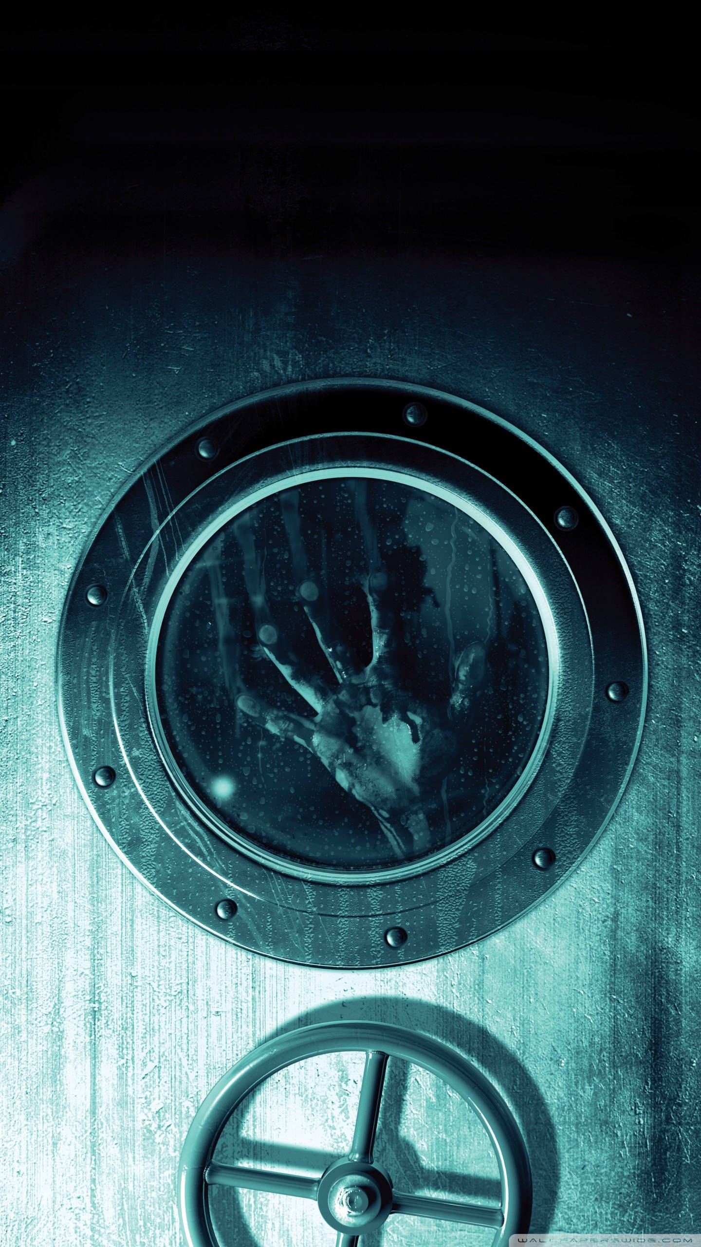 智能手機《生化危機： revelations》 壁紙 — 一隻幽靈般的手在詭異的青綠色光線中按壓在金屬潛艇艙門上一個起霧的圓形舷窗。