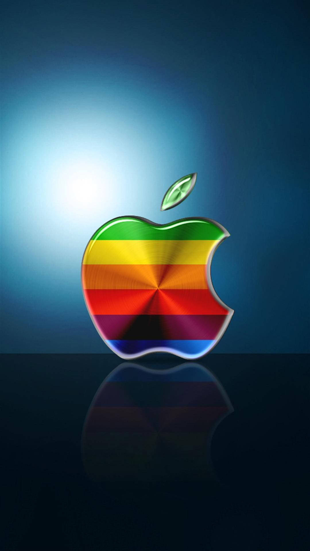 智能手機3D蘋果標誌 壁紙 — 一個帶有綠色葉子的光澤彩虹條紋Apple標誌漂浮在發光的藍色漸變背景上，下方有反射表面。