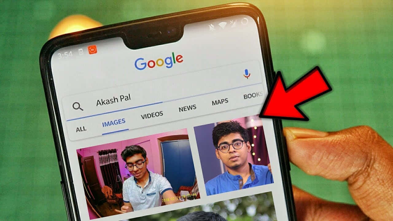 手拿著手機顯示Google搜尋Akash Pal，紅色箭頭指向他的圖像。