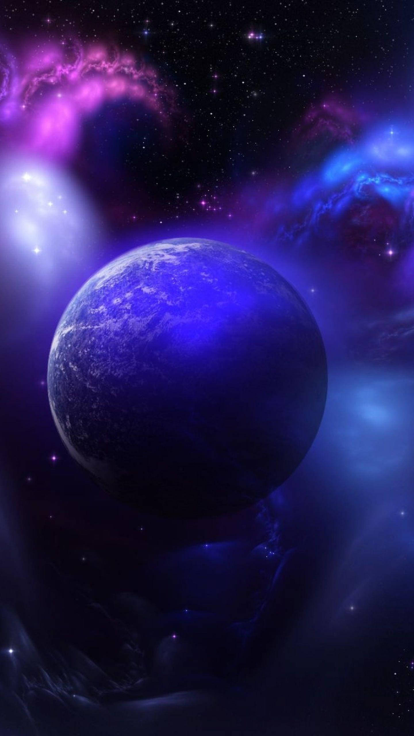 智能手機太空藍紫海王星行星 壁紙 — 一顆發光的藍色行星漂浮在旋轉的紫色和藍色星雲中，背景是繁星點點的宇宙天空。
