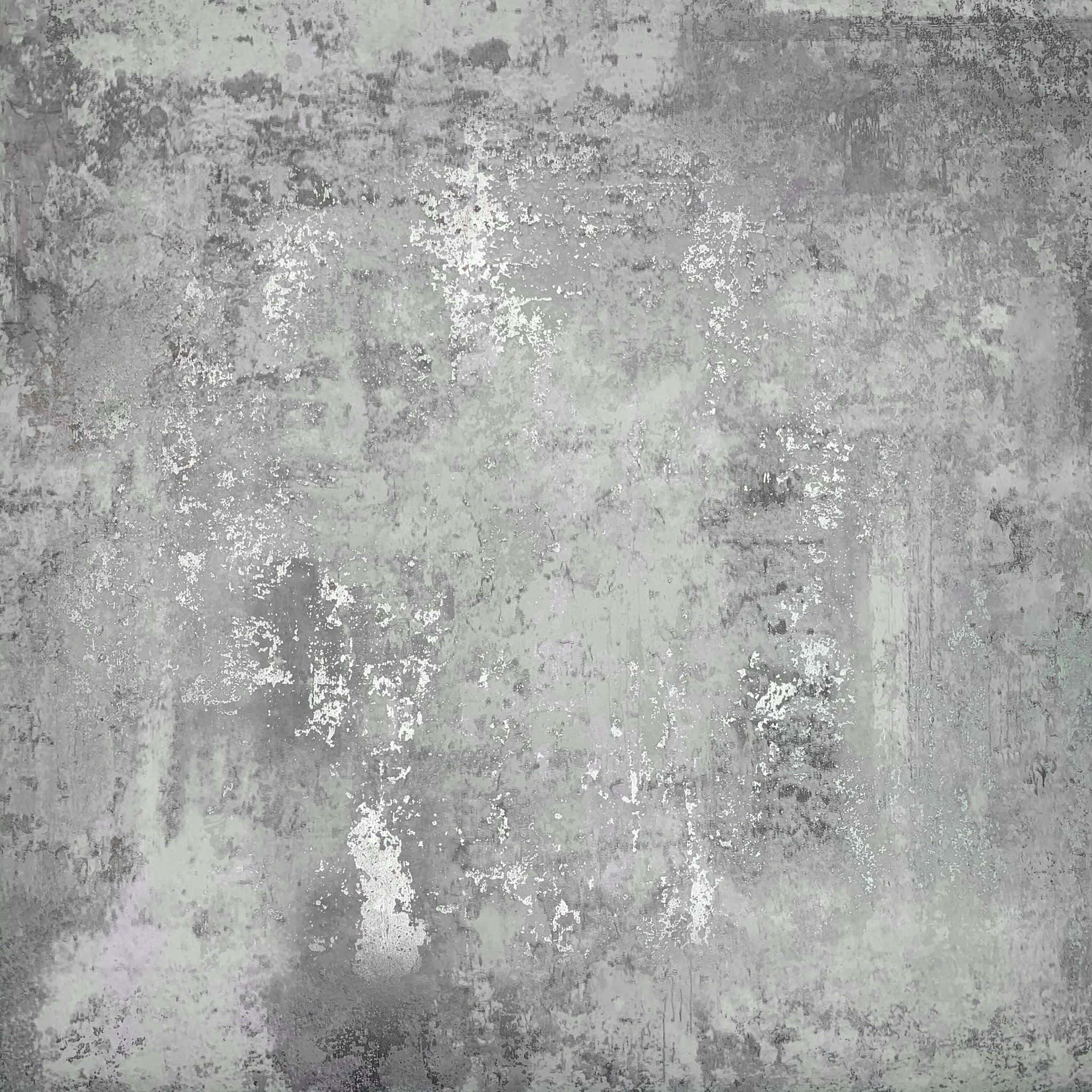 暖灰色紋理牆面特寫 壁紙 — 一面風化的灰色混凝土牆，帶有剝落的白色油漆和紋理表面。