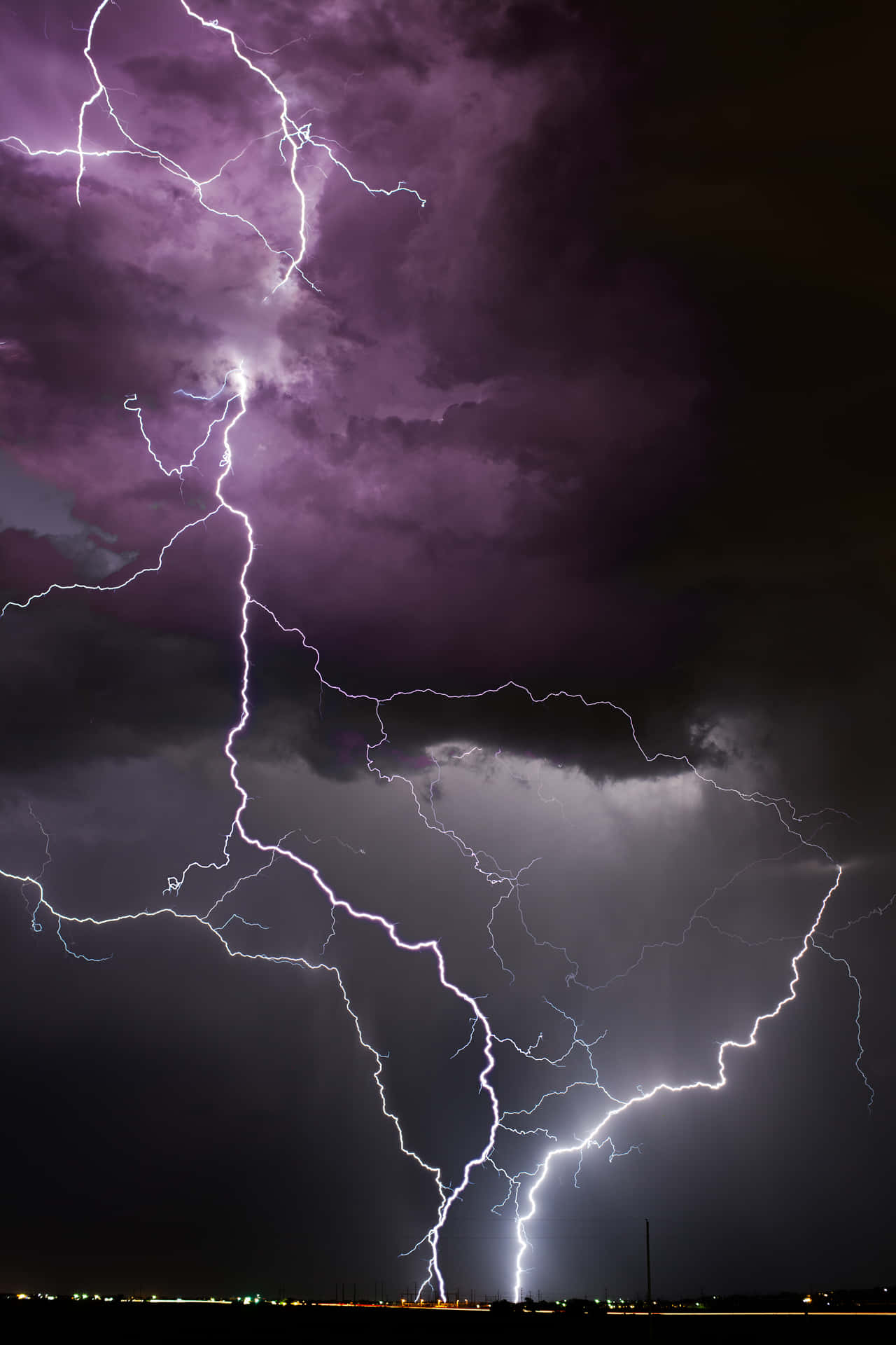 強烈的閃電在暴風雨的紫色夜空中噼啪作響。