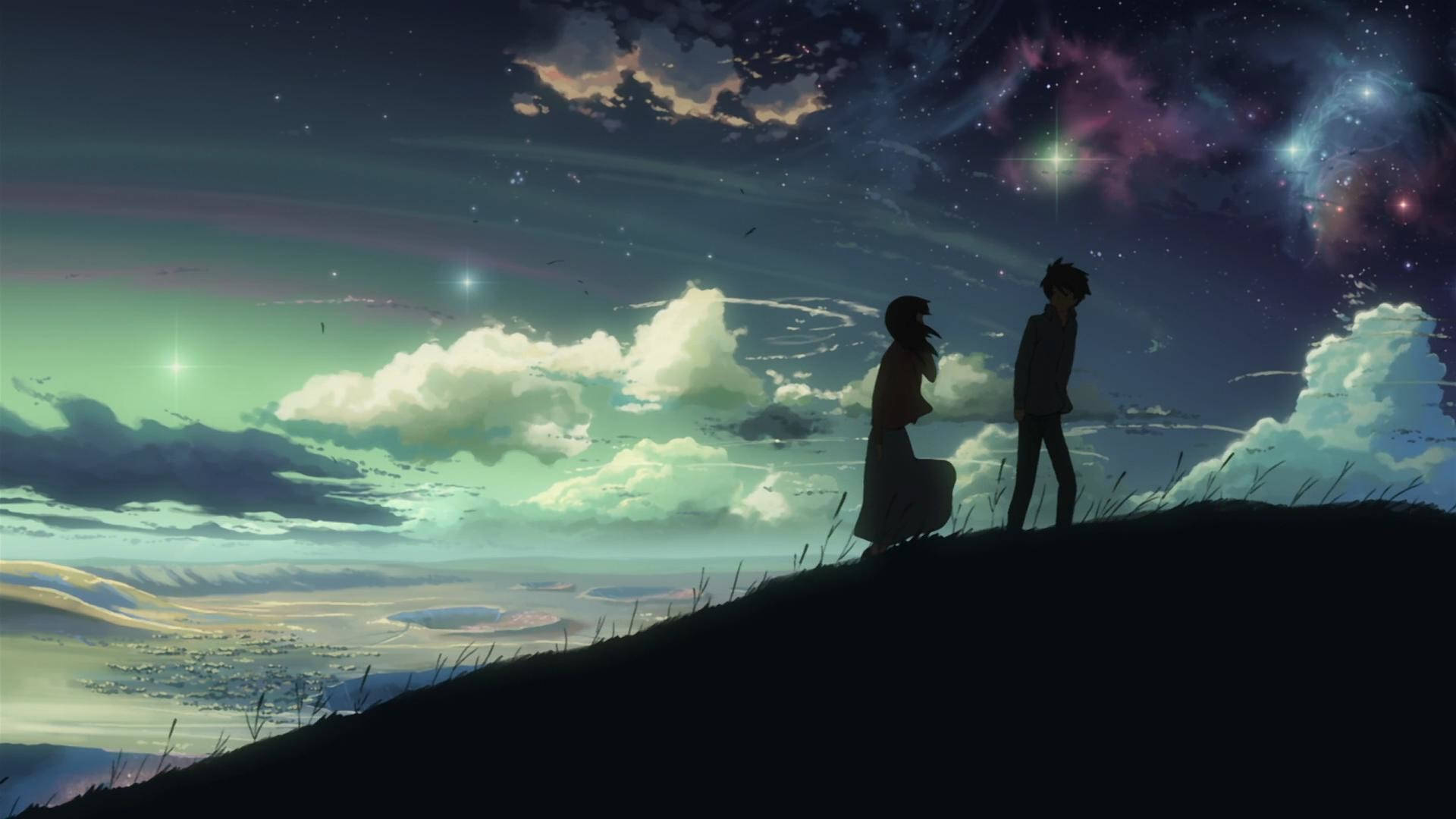 在發光星雲的星空下，山丘上的兩個剪影人物。