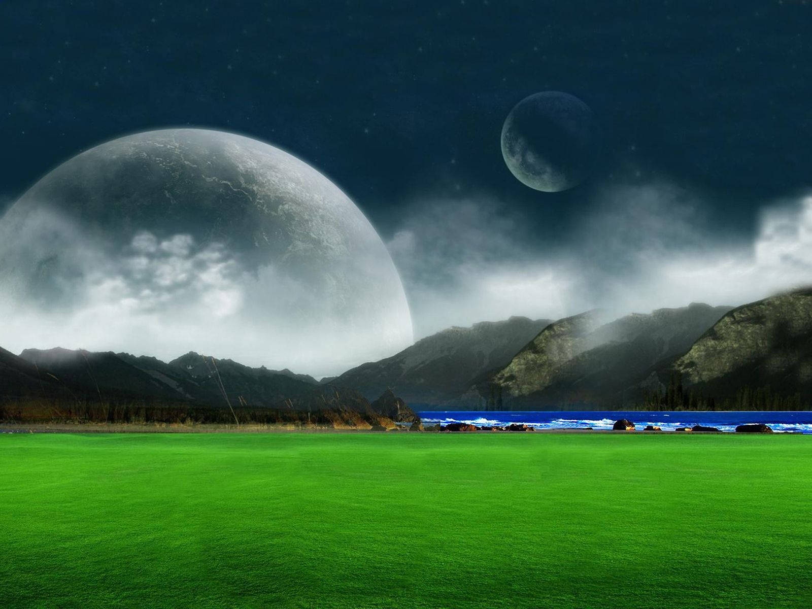 夜晚的綠色田野，在兩顆大月亮和星空下，背景有山脈。