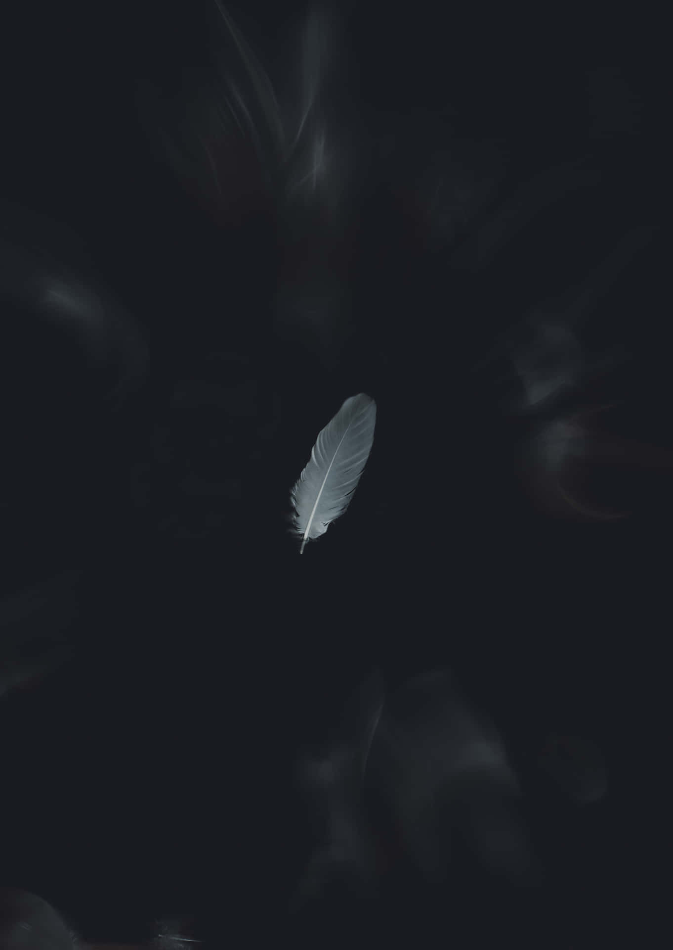 白色羽毛懸浮在黑暗煙霧中，周圍有發光的煙縷。