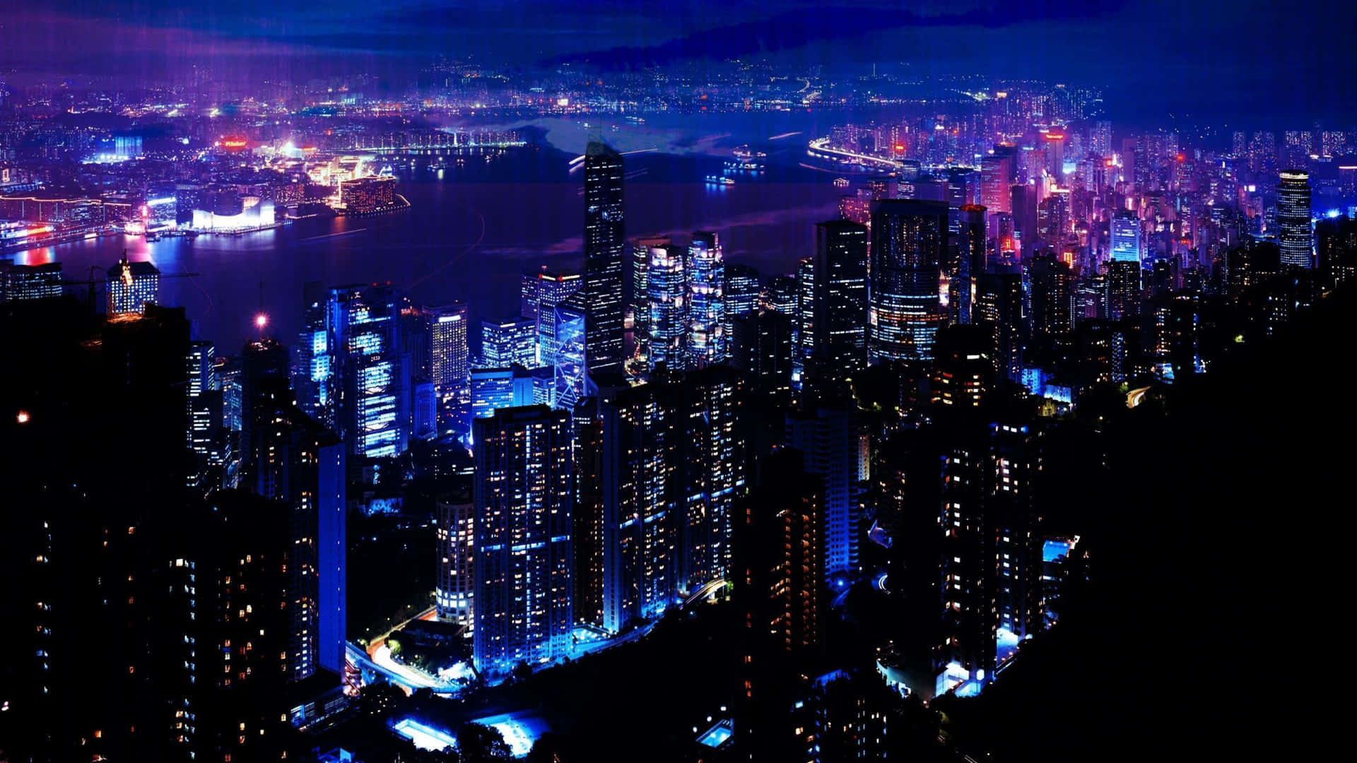 暗夜都市中紫色燈光主題 4K 壁紙 — 一個令人眼花繚亂的夜間城市景觀，高聳的摩天大樓閃爍著電藍色和紫色的燈光，俯瞰著充滿活力的港口。