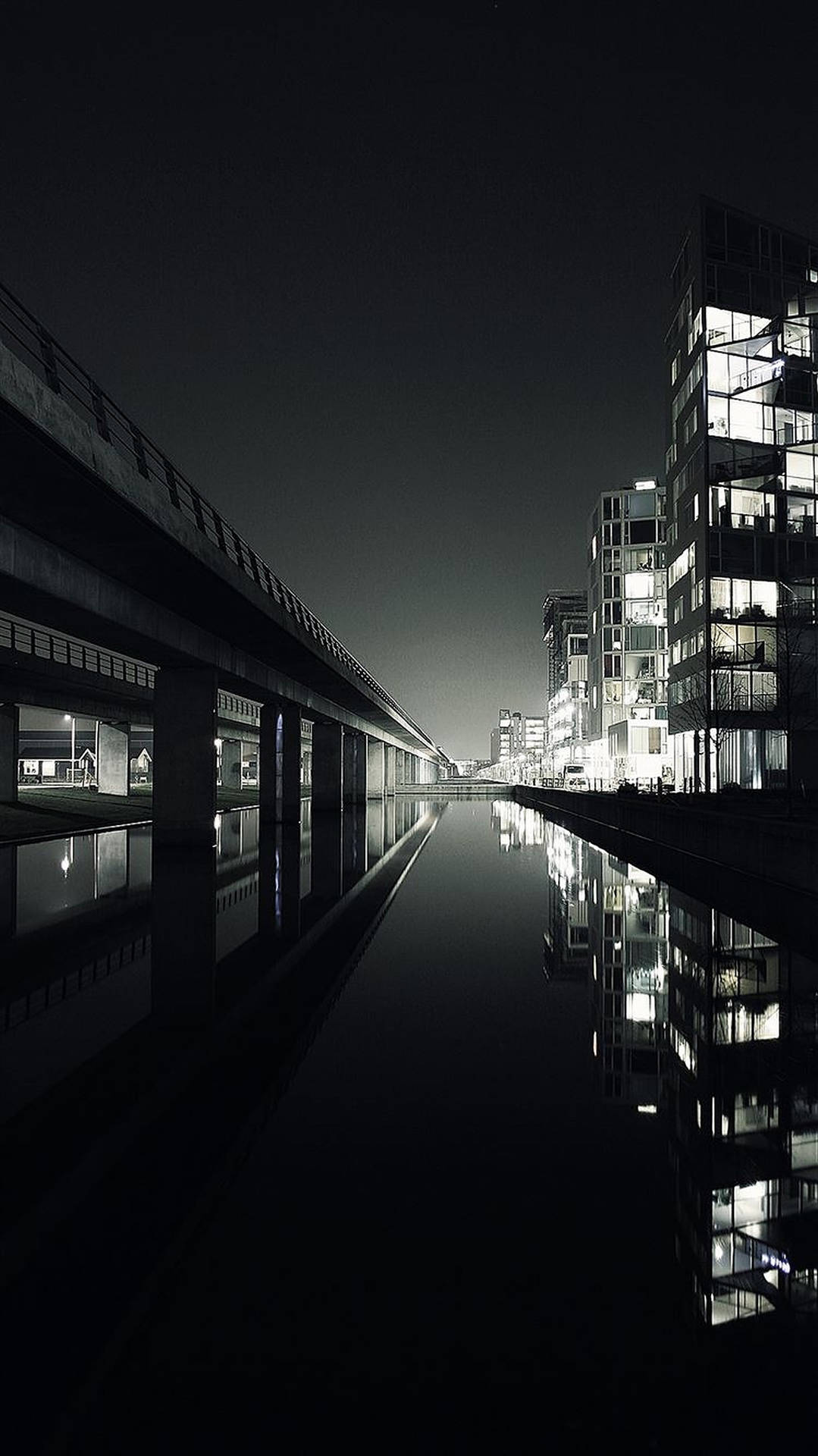 夜晚城市，發光的建築物在平靜的運河中倒映。 — 暗夜城市 壁紙