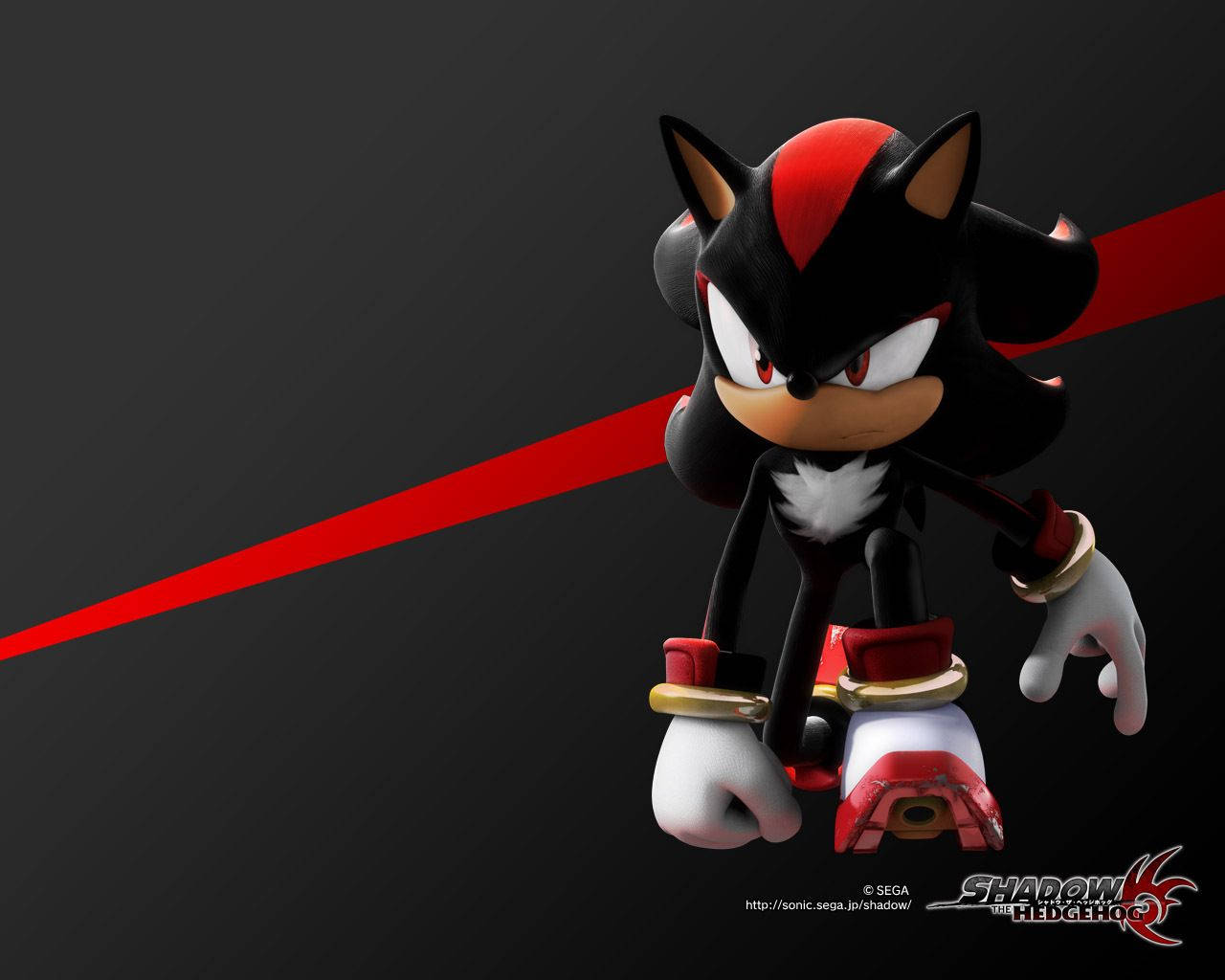 Shadow The Hedgehog 桌布 壁紙 — 暗影刺蝟以蓄勢待發的姿勢站立，一道紅色條紋劃過黑暗背景。