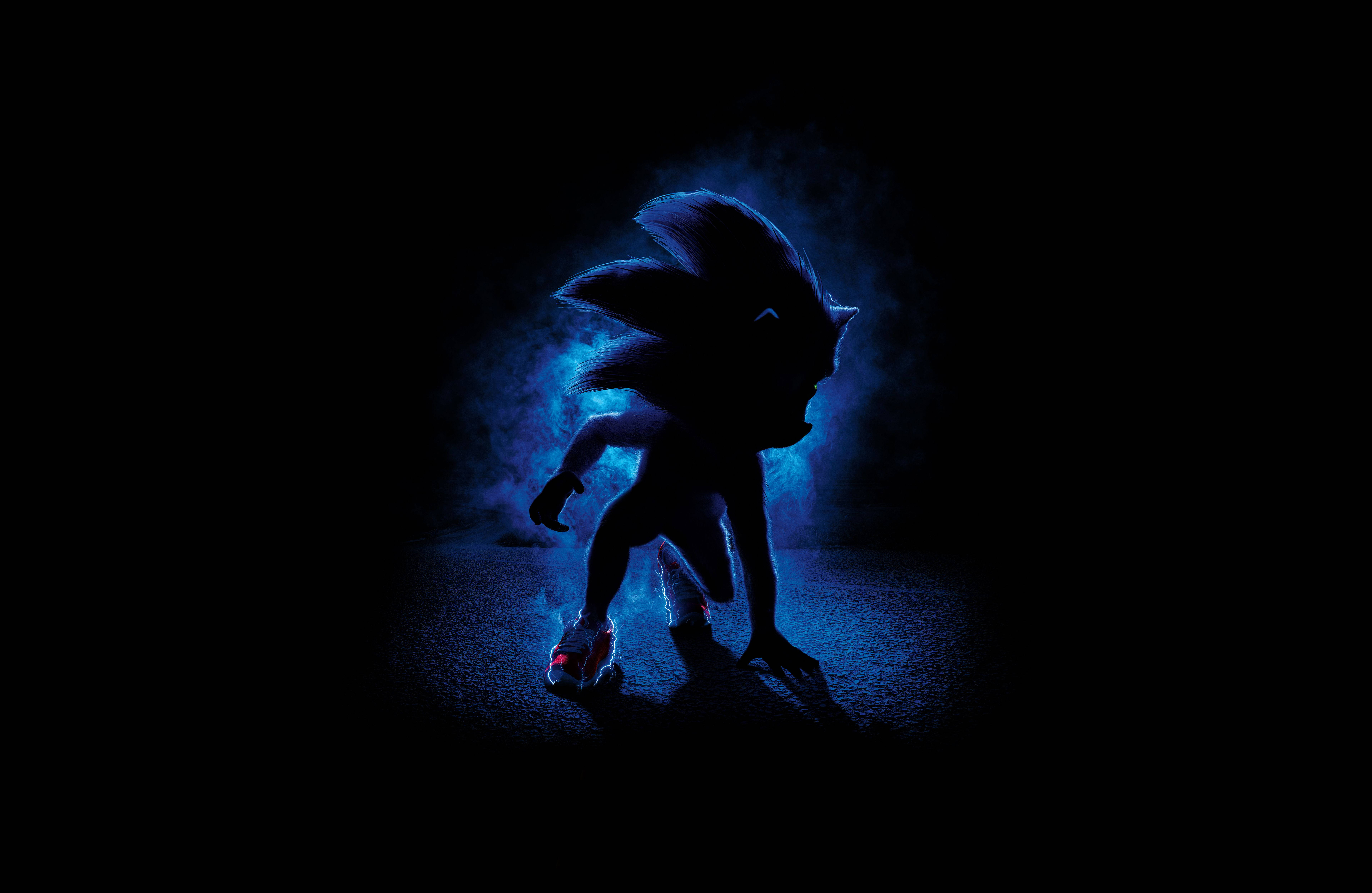 暗影索尼克的剪影 壁紙 — Sonic the Hedgehog 在黑暗且充滿氣氛的場景中，以剪影形式映襯著發光的藍色能量。
