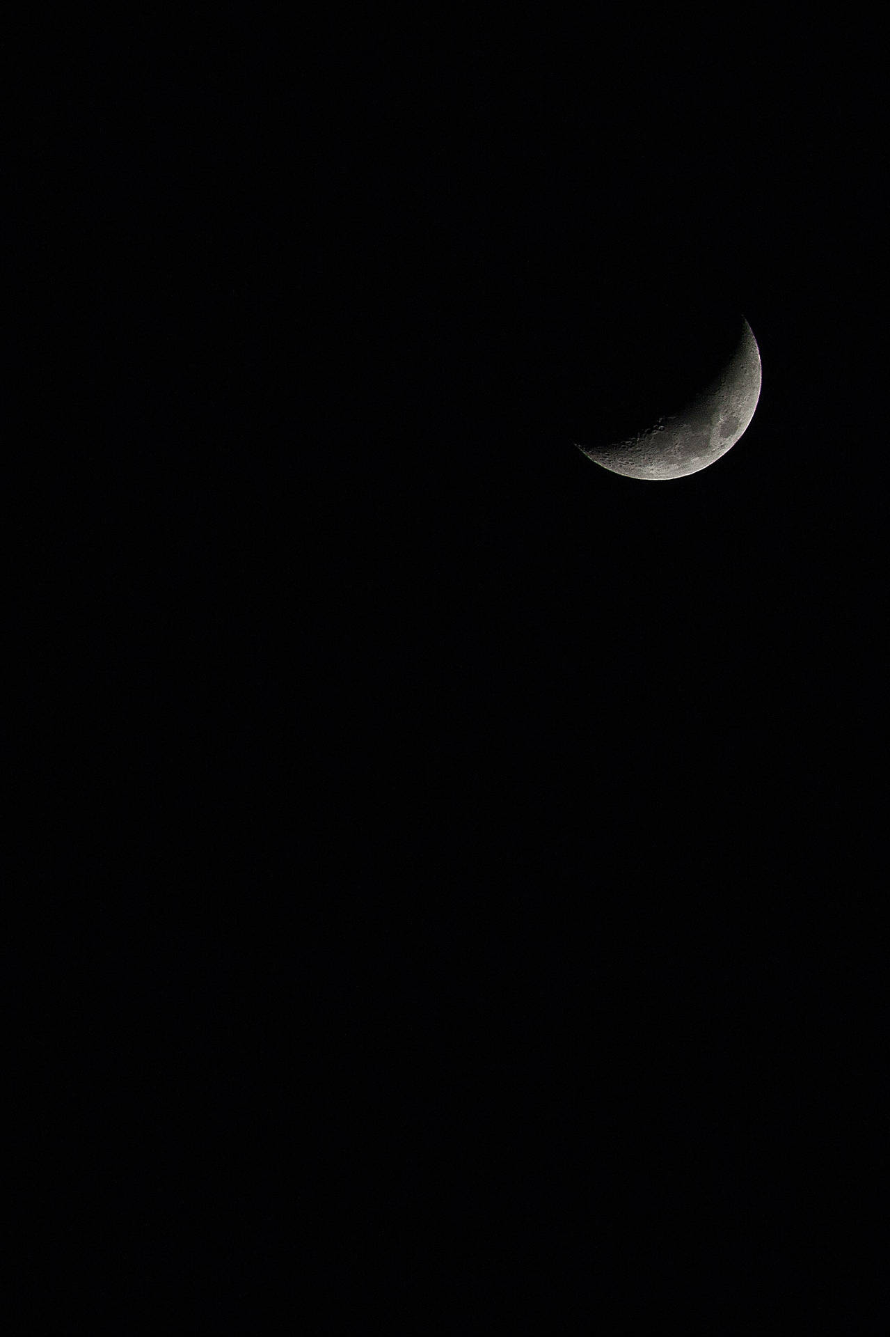 月牙在黑暗的夜空中閃耀。