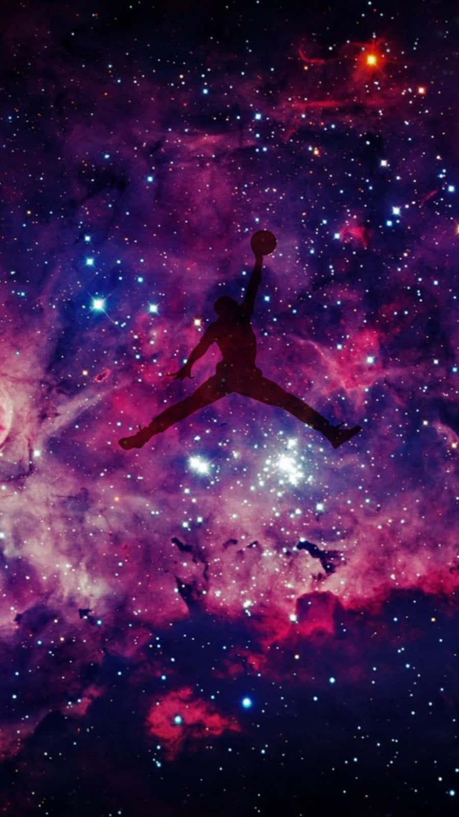 暗粉紅色喬丹銀河 壁紙 — 一個籃球運動員在半空中的剪影，背景是充滿星星和發光氣體雲的充滿活力的宇宙星雲。