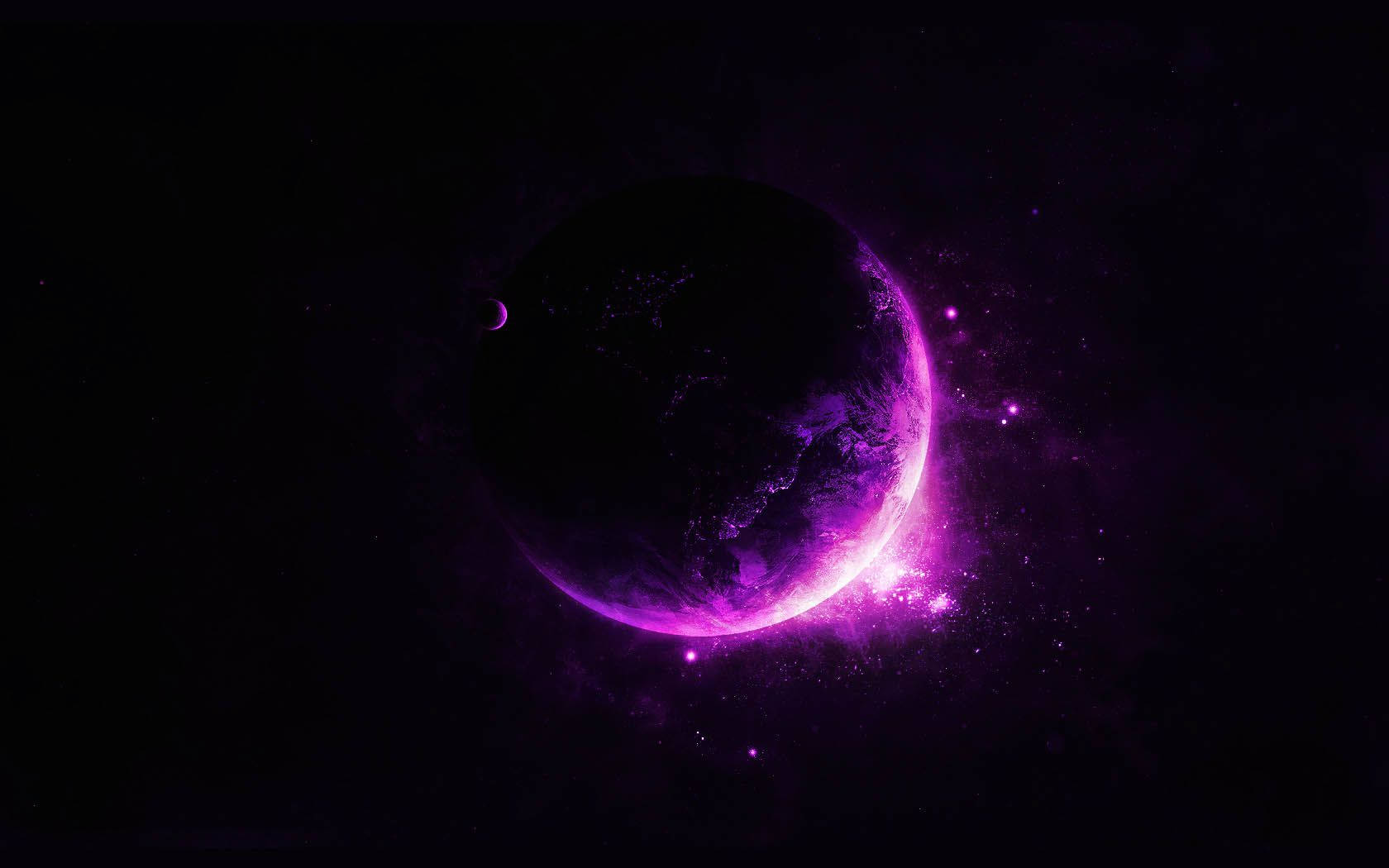 暗紫與黑月 壁紙 — 一顆發光的紫色行星帶有新月，在繁星點點的宇宙虛空中運行，伴隨著輻射能量爆發。