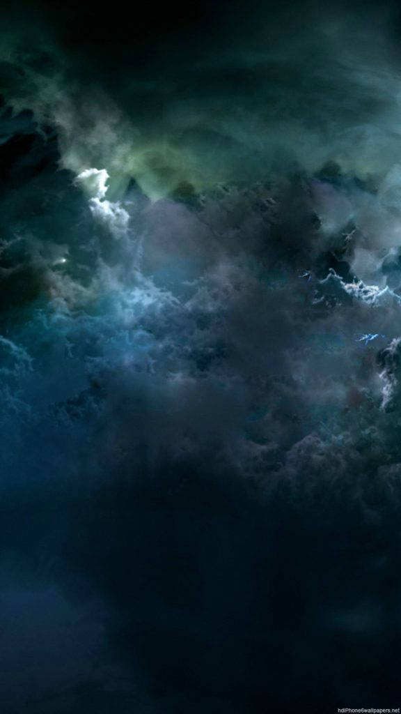 黑暗的暴風雲伴隨閃電，營造出陰鬱的夜空。