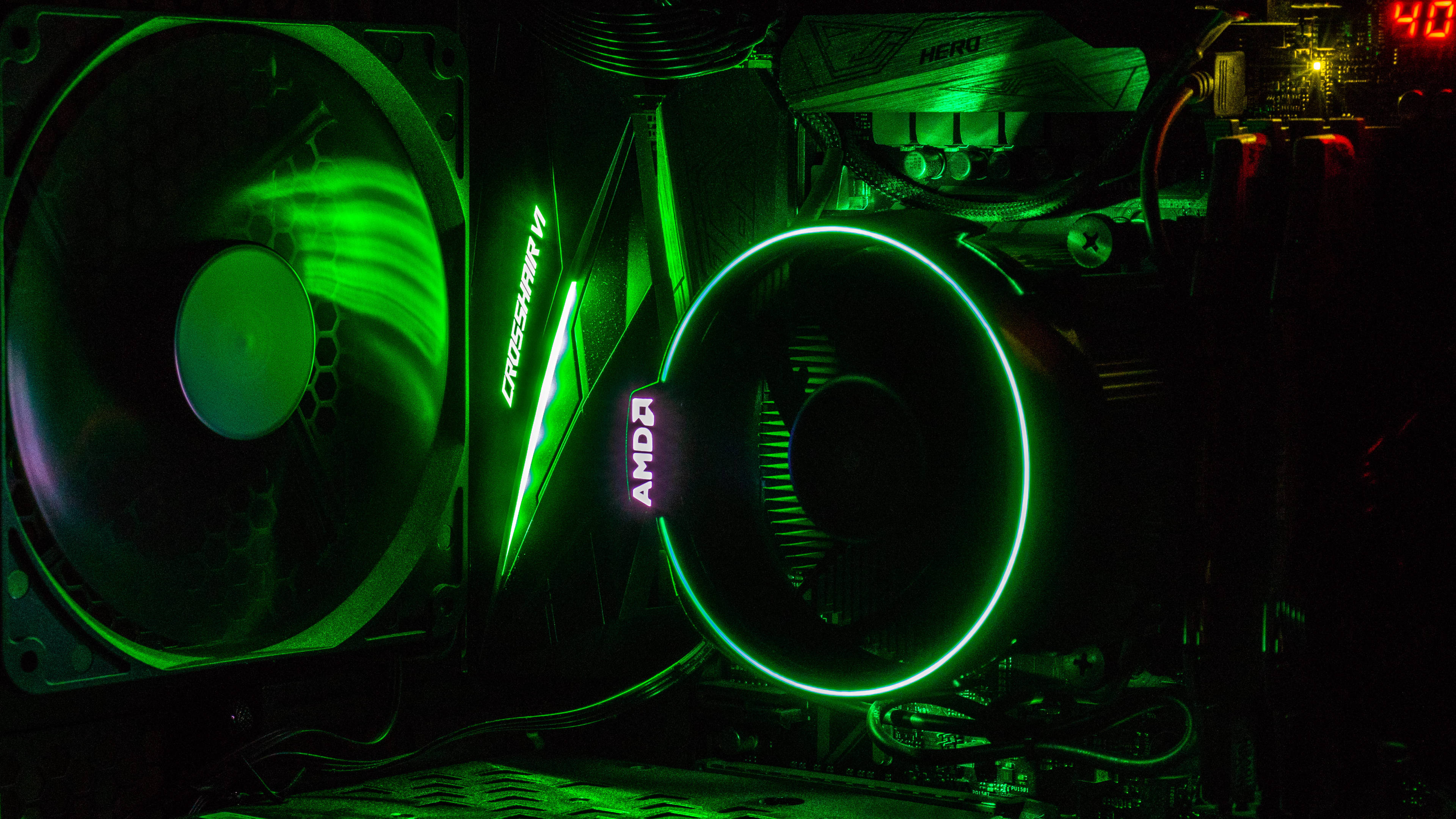 Gaming Setup 桌布 壁紙 — 暗色PC機箱內部發光綠色電腦風扇和AMD硬件嘅特寫。