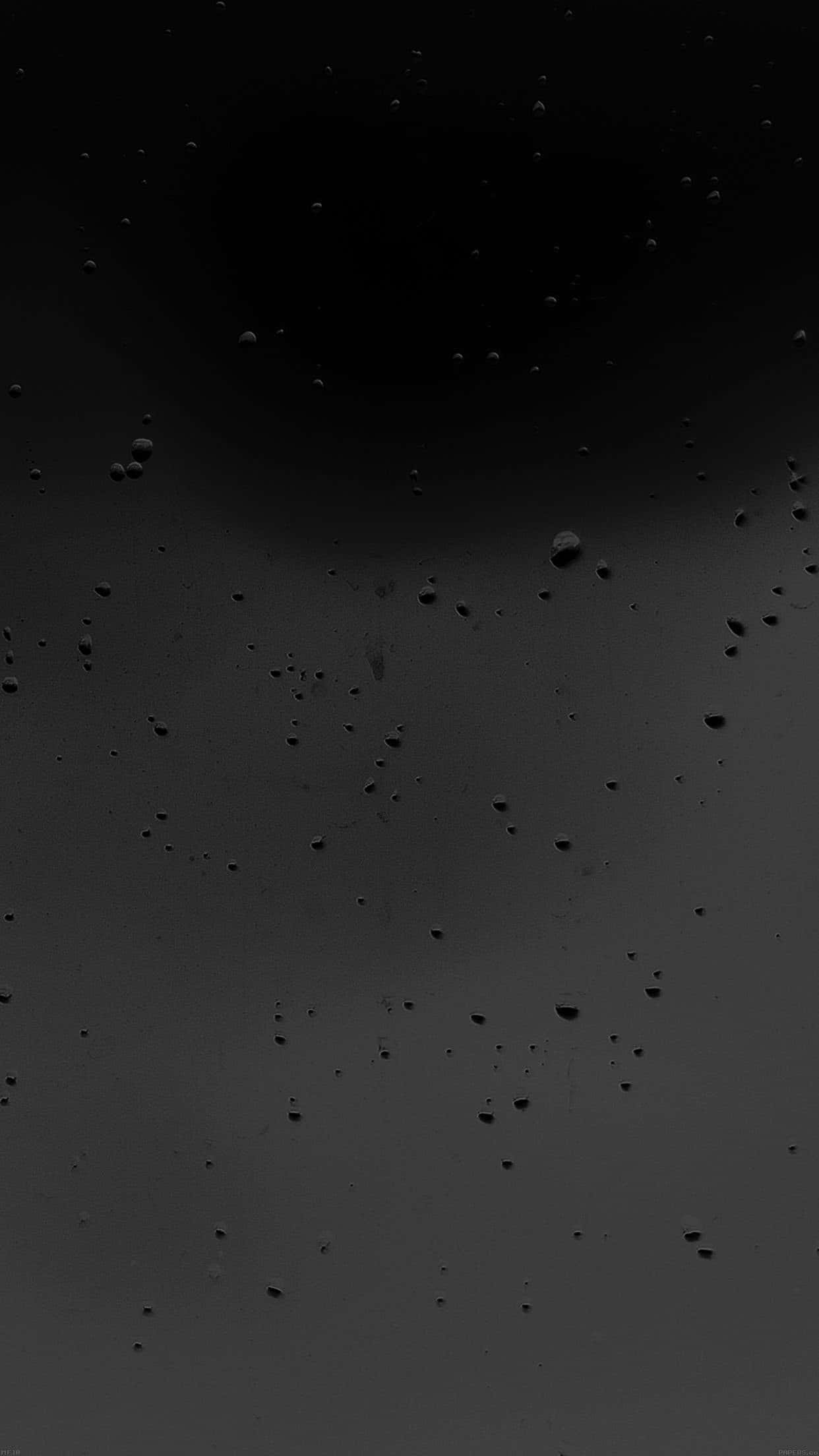 啞光黑色 桌布 壁紙 — 暗色單色特寫，雨滴散落在濕玻璃表面上，上方有模糊的圓形陰影。