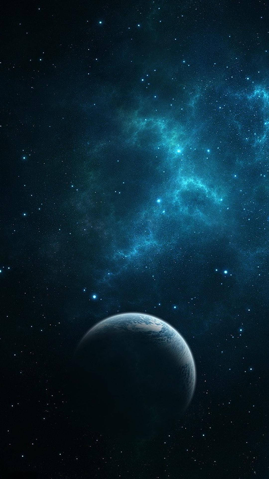 暗色手機外太空行星 壁紙 — 在深空星場背景下，一顆發光的藍色星雲在遙遠行星後方旋轉。