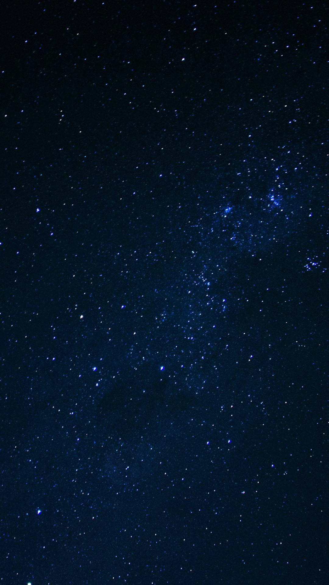 暗色手機藍夜星空 壁紙 — 深藍色夜空，充滿無數閃爍星星和銀河系的發光帶。
