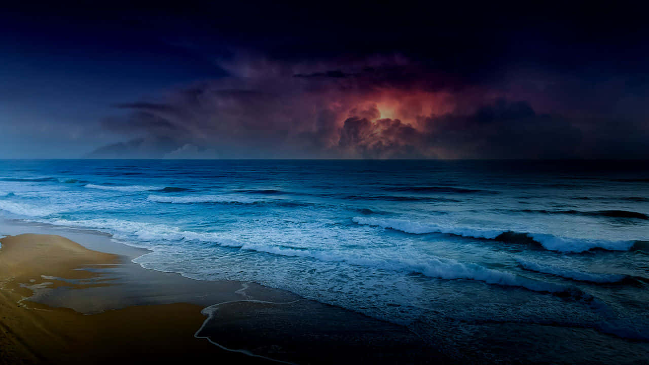 暗色海灘美學圖片 壁紙 — 夜晚戲劇性的暴風雨海洋，發光的紅色閃電照亮了沙灘上翻滾波浪之上的烏雲。