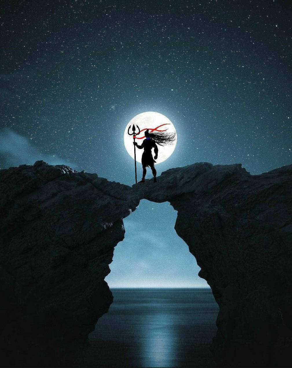 神明剪影手持三叉戟，夜晚站在岩石拱門上，下方有滿月與海洋