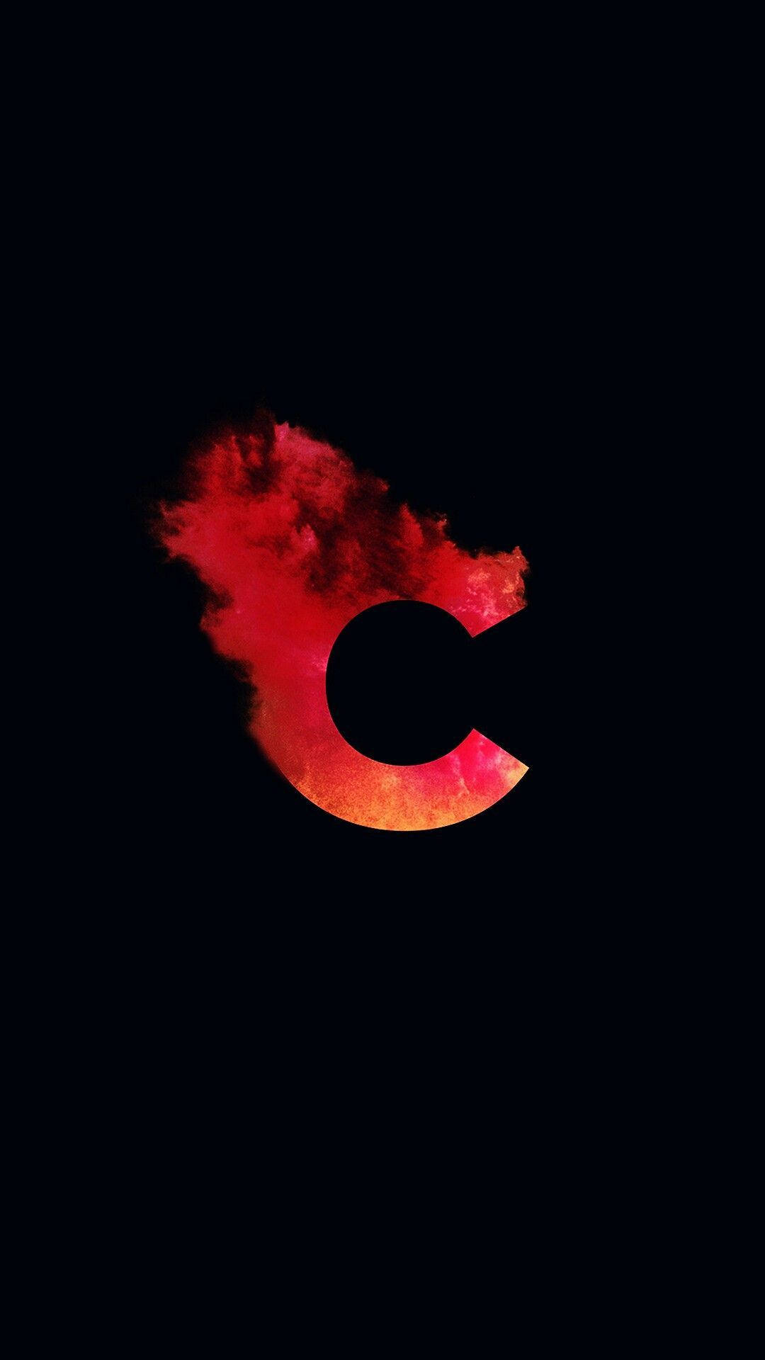 暗色背景火焰字母C 壁紙 — 火紅和橙色的粉末爆炸在純黑背景上形成字母C。