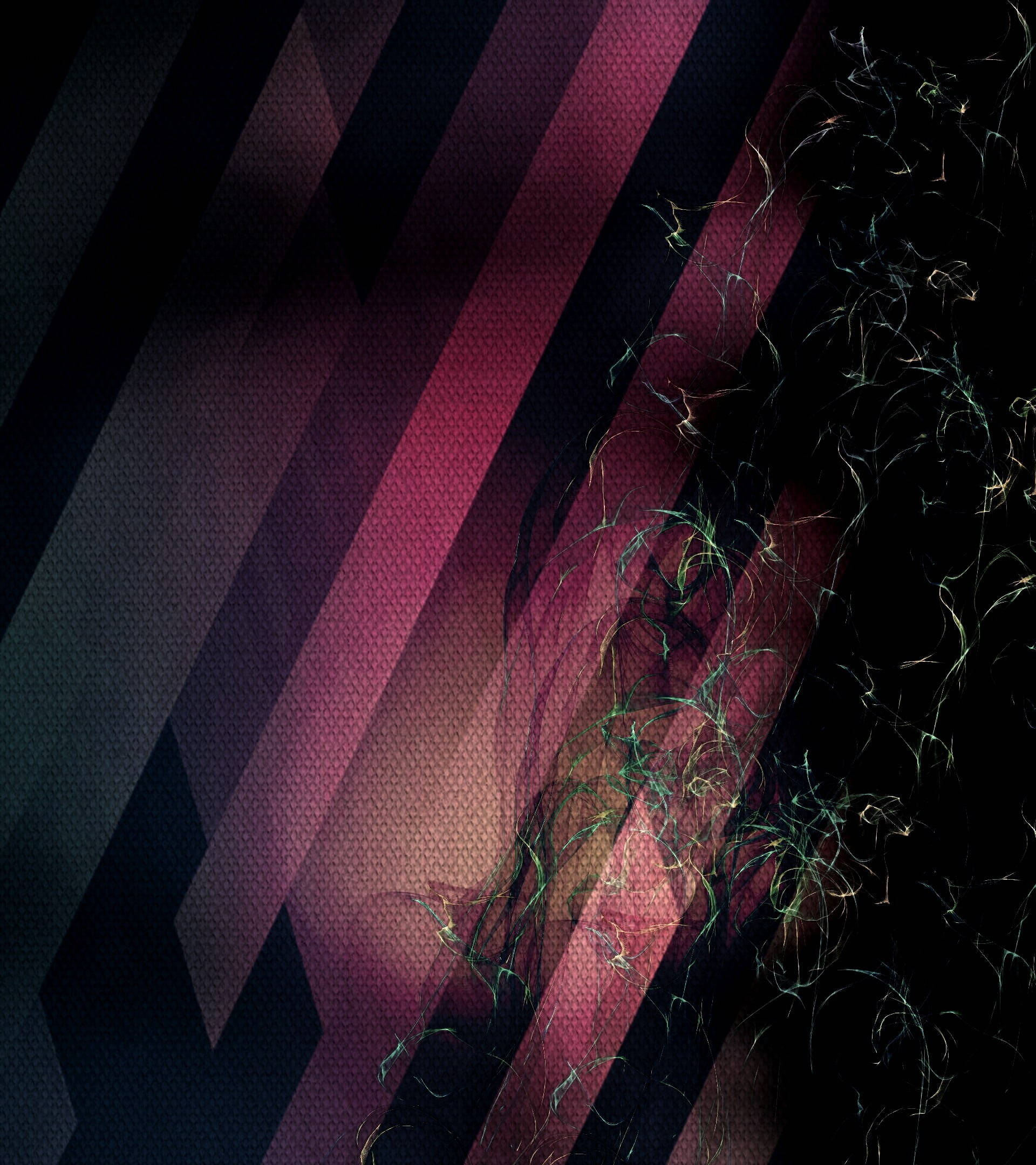暗色背景粉紅斜線靜電圖 壁紙 — 深洋紅色和黑色的對角線條紋，在紋理深色背景上帶有發光的綠色絲狀物。