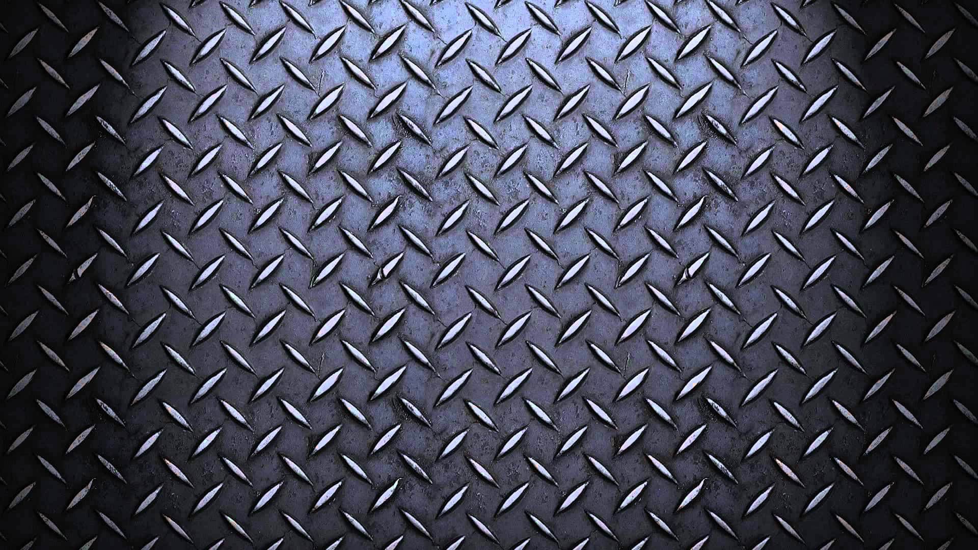 Diamond Plate 桌布 壁紙 — 暗色金屬菱形板紋理的近距離特寫，帶有鋒利的脊線和冷藍色燈光。