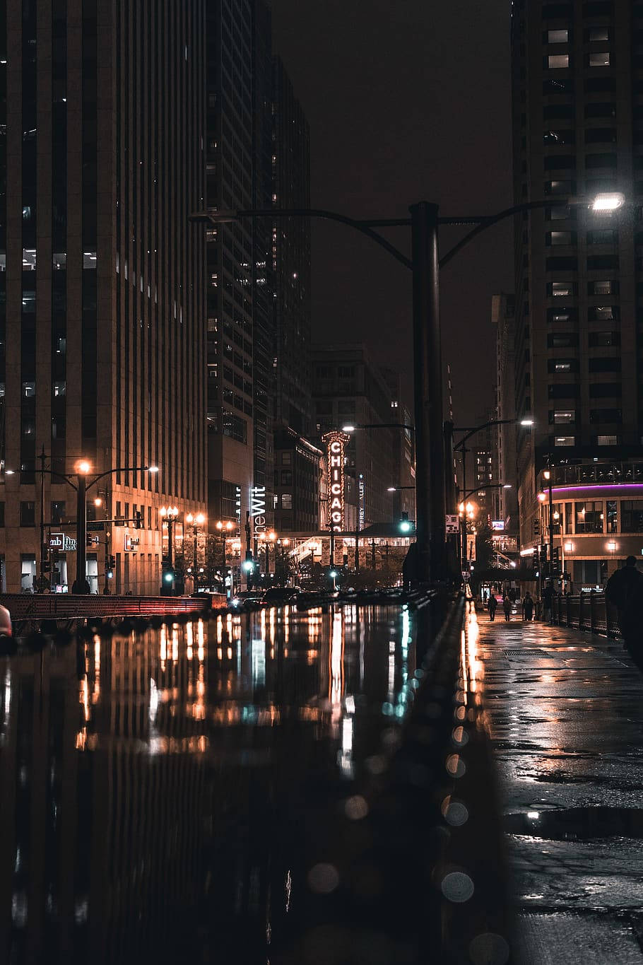 芝加哥夜晚街道，濕漉漉的人行道反射著霓虹燈和高樓大廈。 — 芝加哥 壁紙