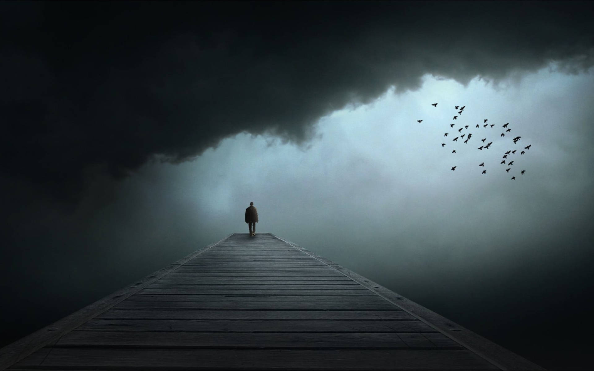 暗雲孤影 壁紙 — 一個孤獨的身影沿著木碼頭走進迷霧中，頭頂烏雲密佈，鳥兒飛走。