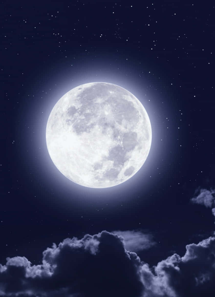 滿月在繁星點點的夜空中與雲朵一同閃耀。