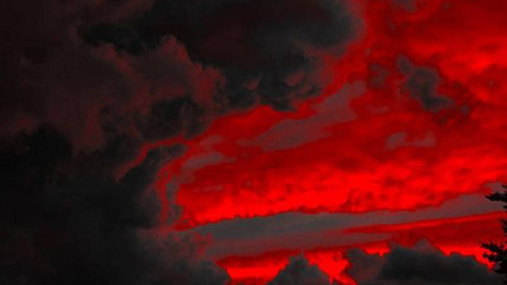 暗雲紅天美學桌面壁紙 壁紙 — 黃昏時分，戲劇性的天空燃燒著火紅的雲彩，與深黑色的暴風雲形成對比。