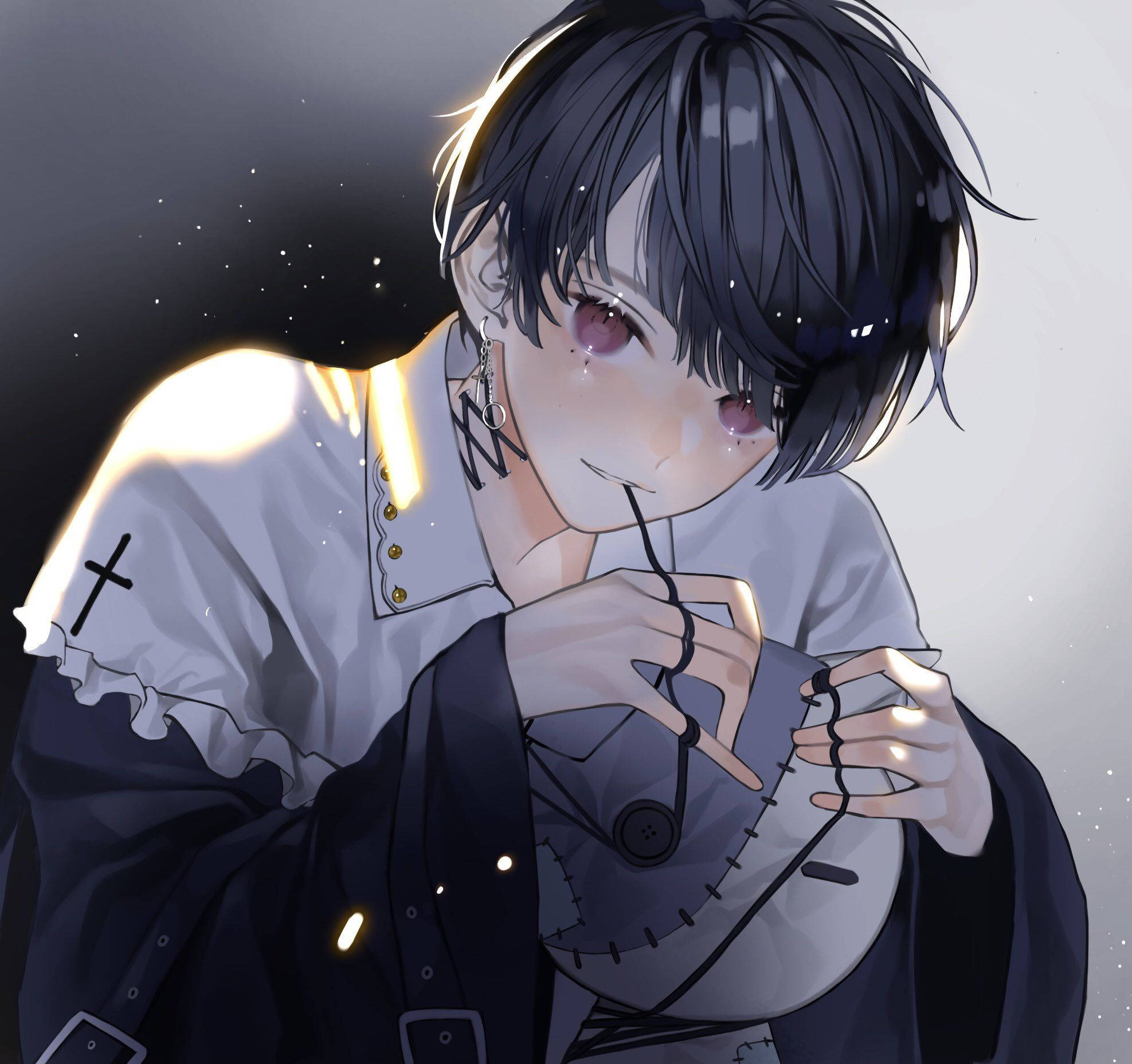 暗黑 emo 男孩酷炫動漫頭像 壁紙 — 一個憂鬱的動漫男孩，黑髮紅眼，在柔和背光下拿著一個縫合的面具。