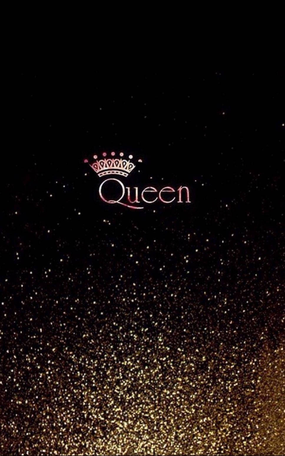 在黑色到金色閃粉漸變背景上，帶有皇冠的發光粉紅色Queen文字。