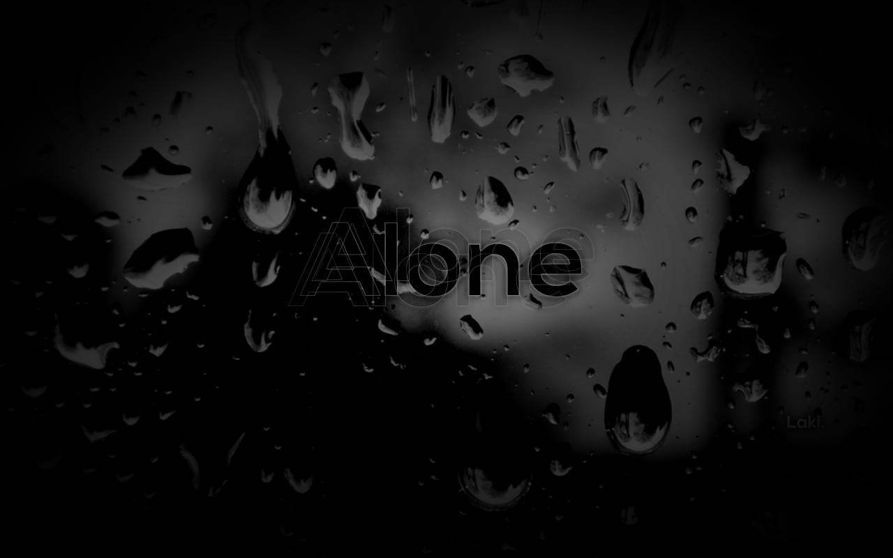 玻璃上的雨滴，透過霧氣可見「Alone」一詞。