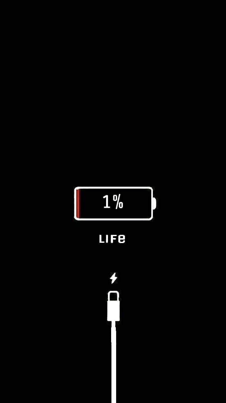 一個標有LIFE的1%電池圖標，下方有充電線，背景為黑色。