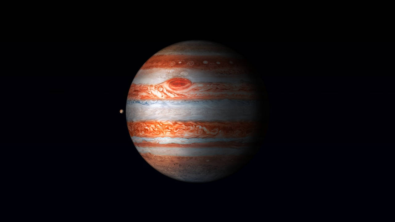 木星在深空中帶有其標誌性的紅斑和旋轉條紋。