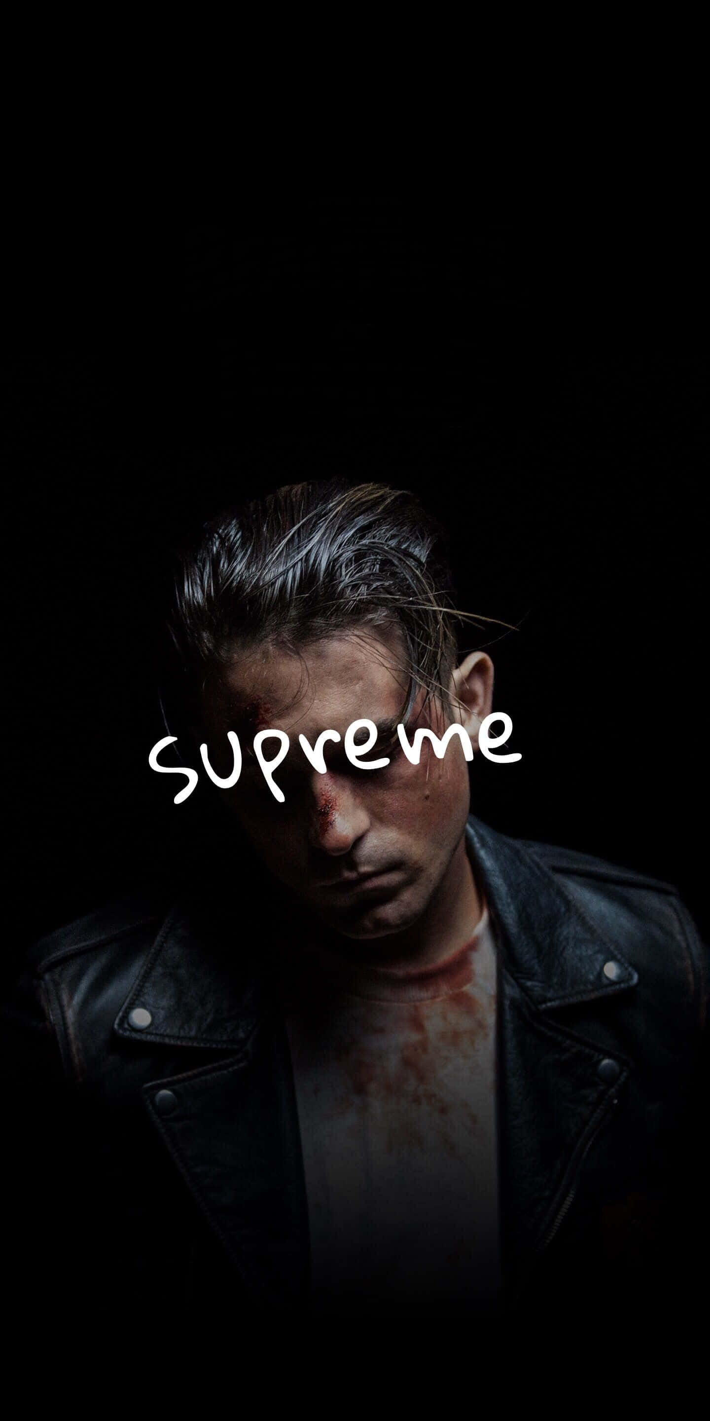 暗黑模式 Supreme Dope Boy 壁紙 — 一個穿著皮褸、臉上和襯衫上沾有血跡的男子，在黑色背景前的黑暗肖像，上面疊加著 supreme 字樣。