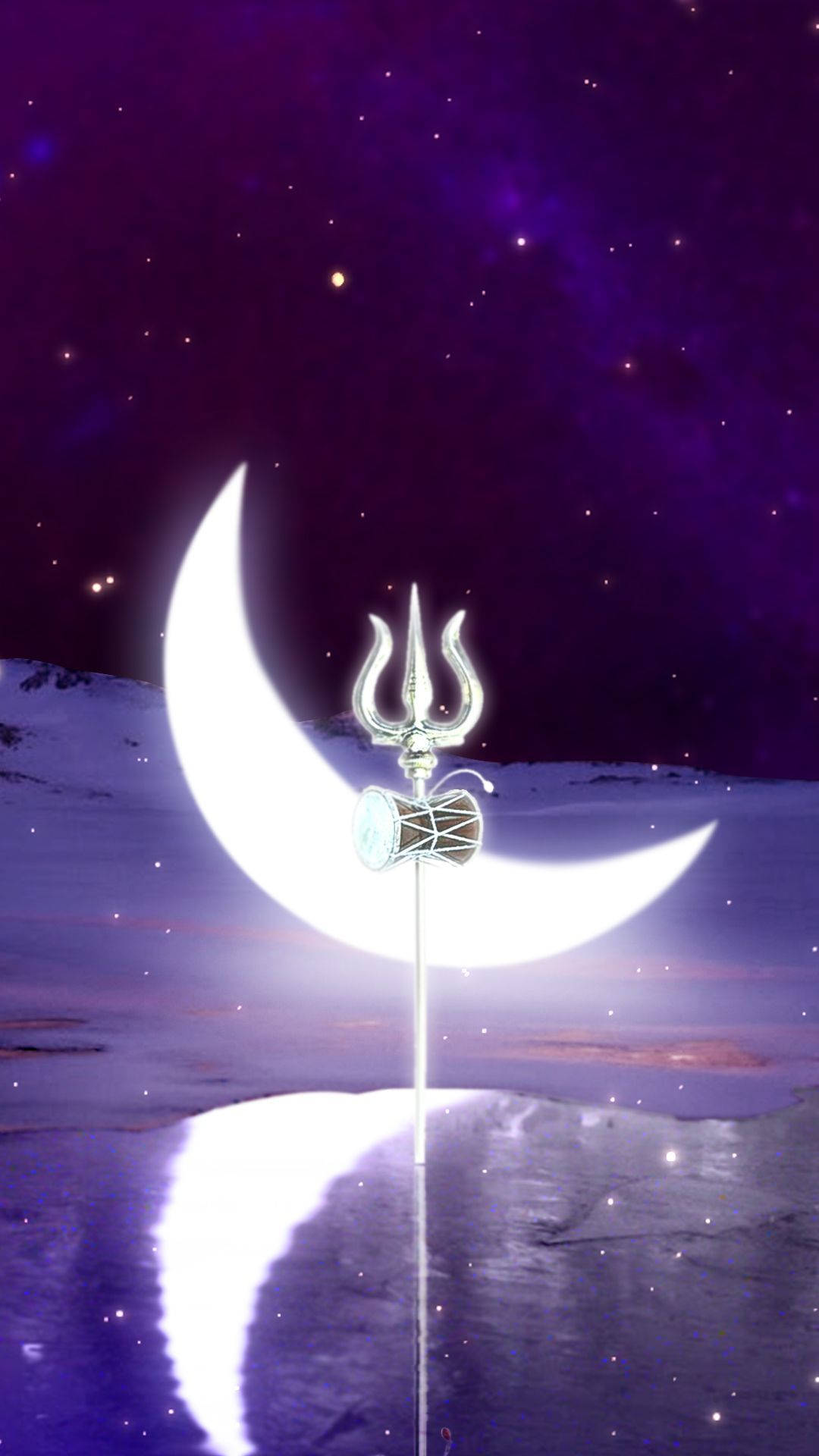 一個發光的三叉戟連鼓漂浮在星夜紫色天空的彎月之上。