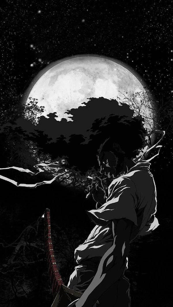 武士戰士在滿月下、星空夜晚的森林中持劍。