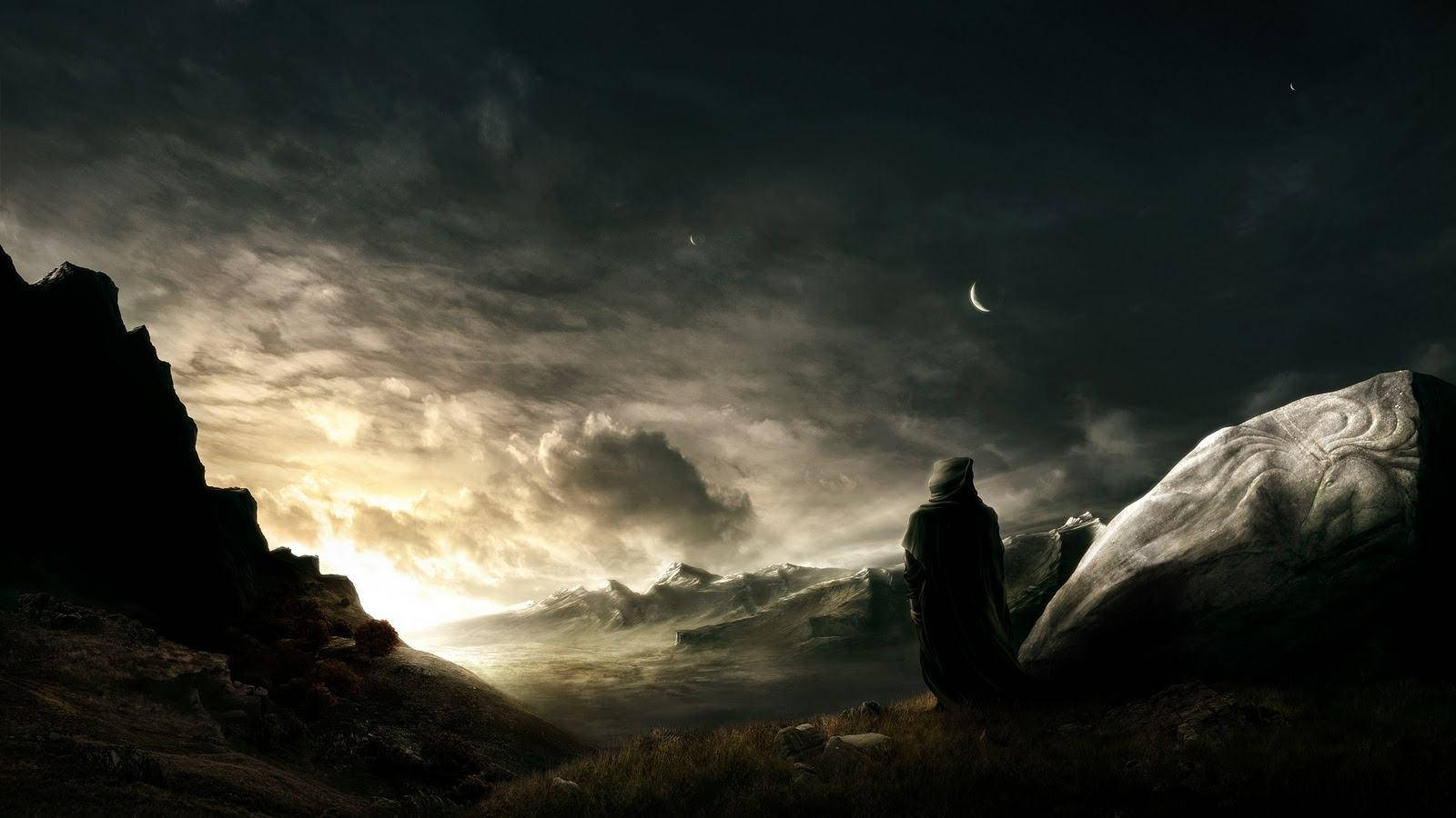 暗黑經典遊戲背景 壁紙 — 一個披著斗篷的身影在黃昏時坐在岩石峭壁上，凝視著戲劇性的天空，新月和發光的雲彩籠罩在遠山之上。