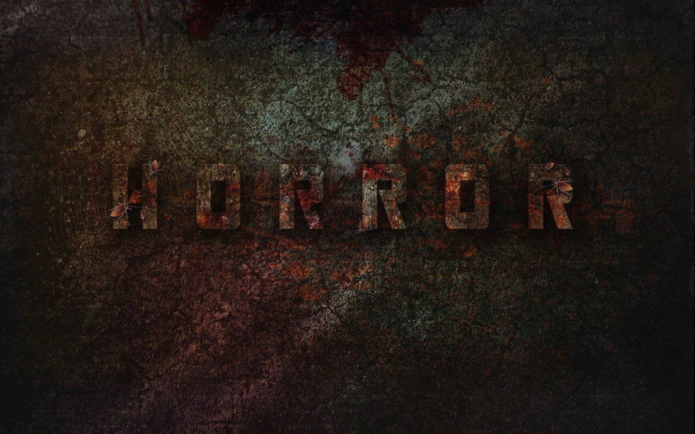 血跡斑斑的牆上以生鏽字體寫著「horror」一詞。