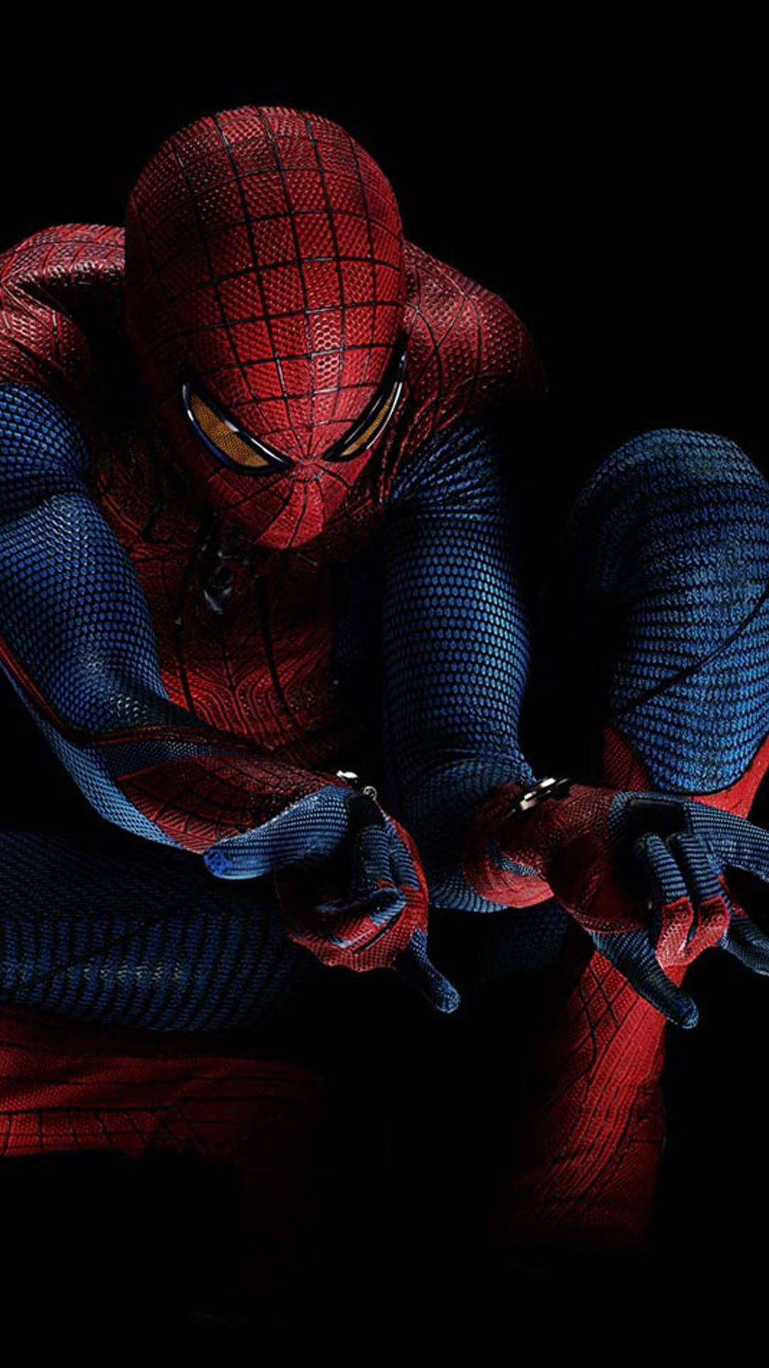 蜘蛛俠身穿紅藍戰衣，在黑色背景前蹲下，眼睛發光