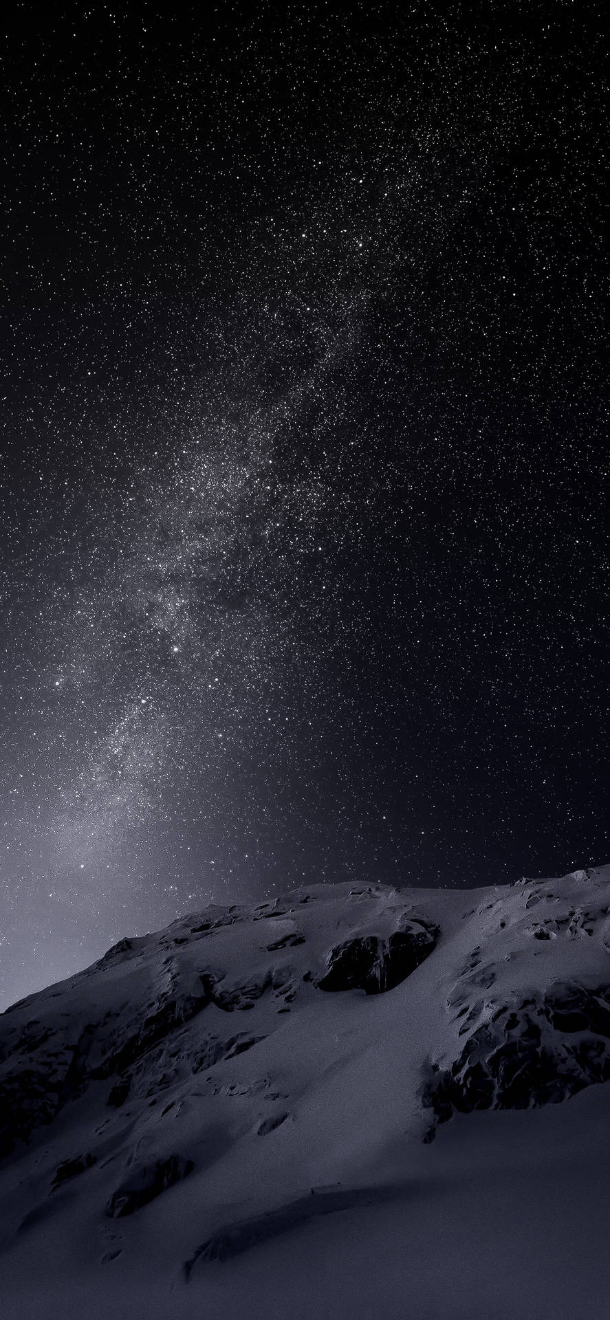 白雪覆蓋的山峰，在星空下，銀河清晰可見。