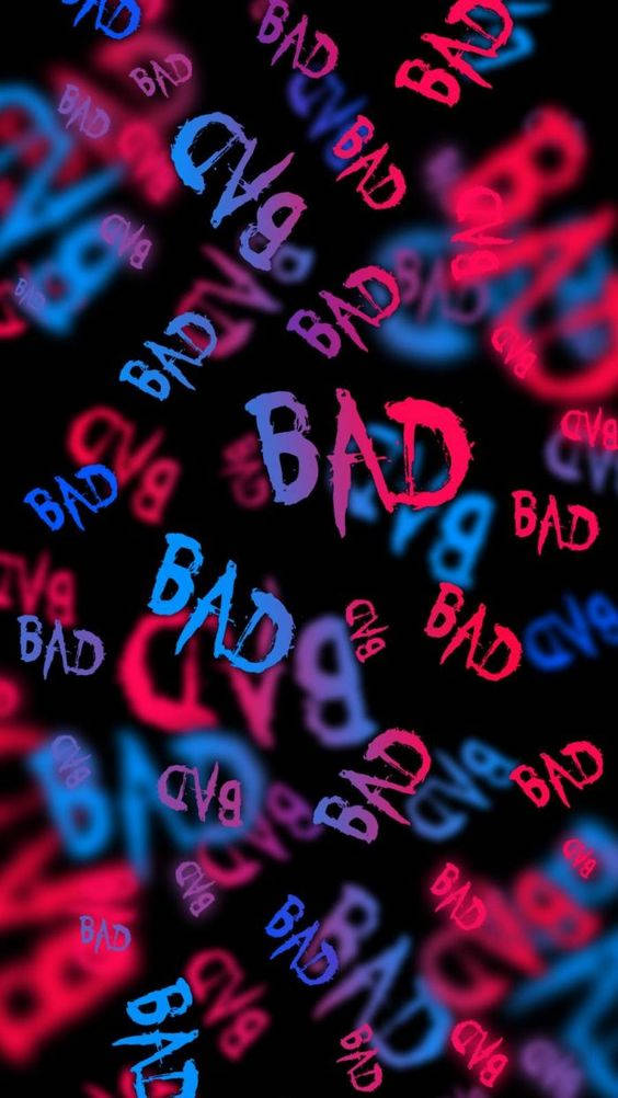 暗黑霓虹文字 iPhone 壁紙 — 充滿活力的霓虹紅藍色「BAD」文字在黑色背景上動態旋轉，形成混亂的數位爆炸效果。