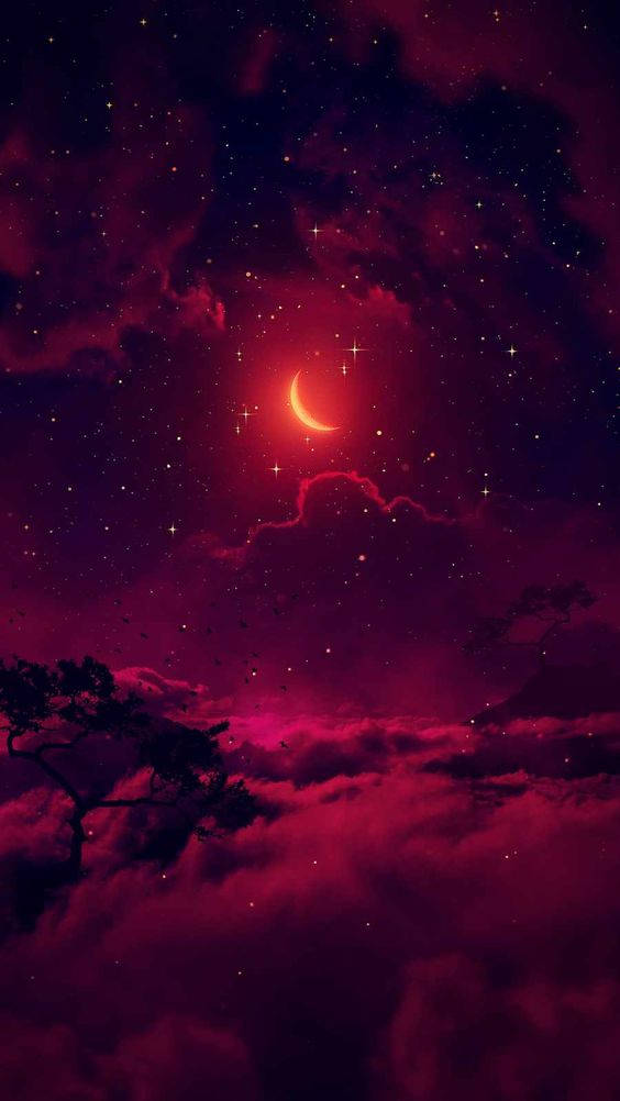 暗黑霓虹紅月 iPhone 壁紙 — 一輪紅色新月在佈滿雲層的星空紫色天空中，照耀在一棵剪影樹木之上。