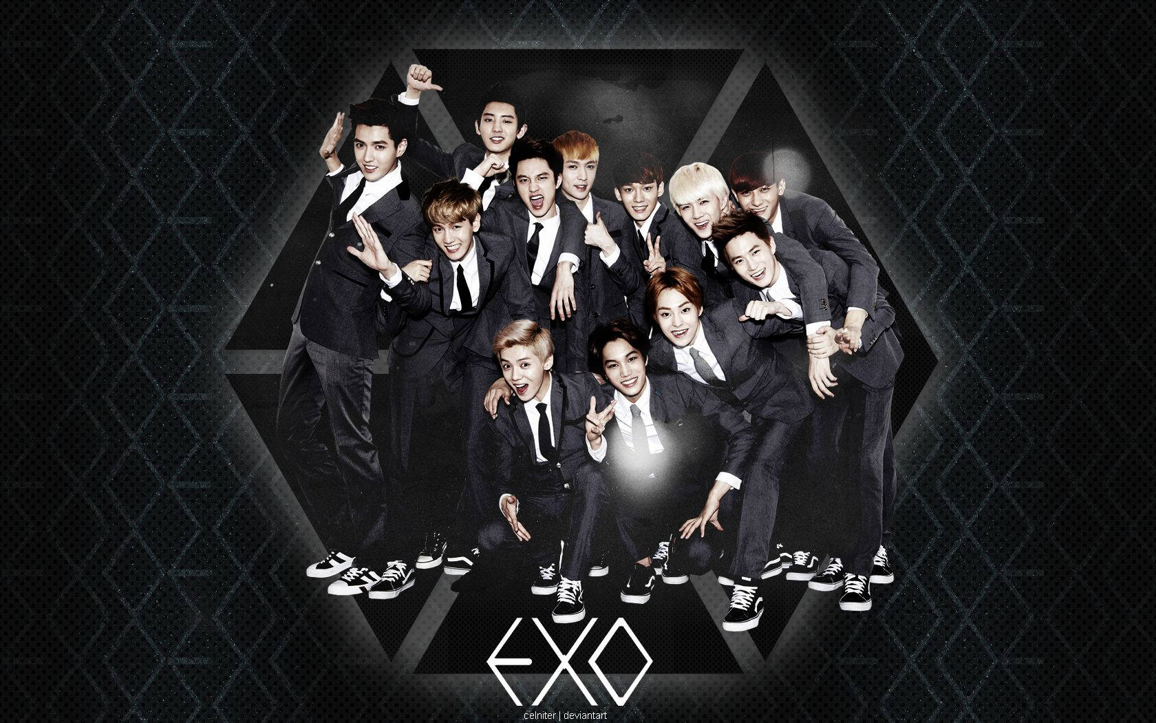 K-pop 組合 EXO 身穿黑色西裝和運動鞋，在深色幾何背景前擺出姿勢。